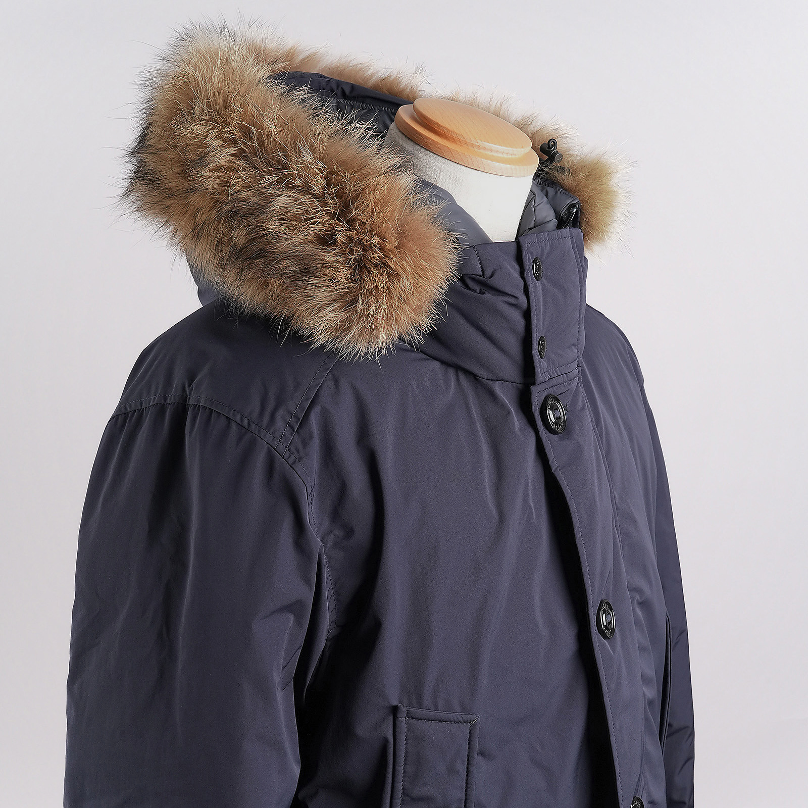 モンクレール（MONCLER）RIVER ロングダウンジャケット ダークネイビー メンズ サイズ3｜ファートリム付きフード側面