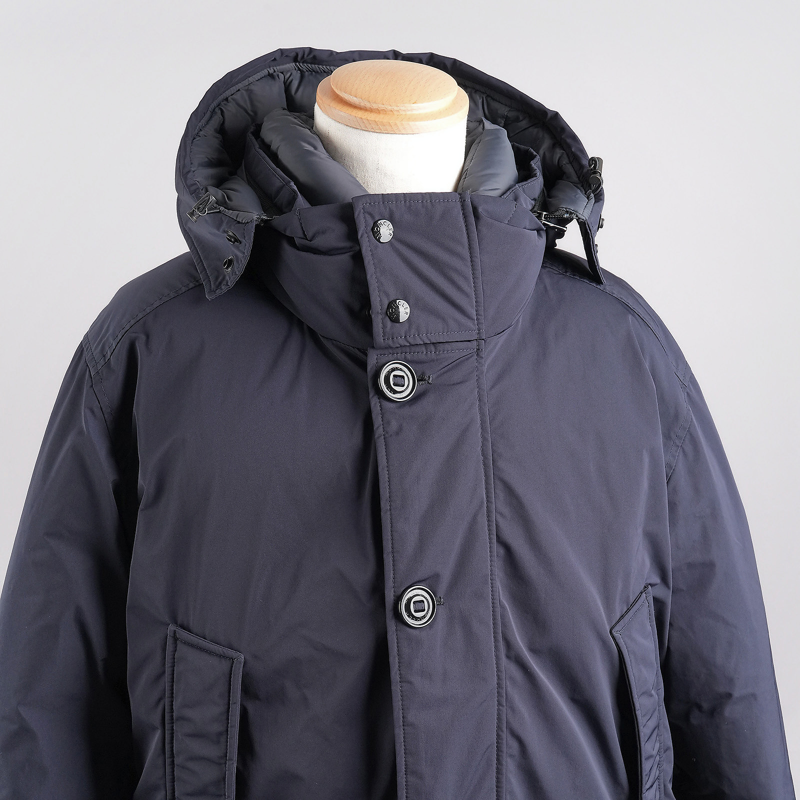 モンクレール（MONCLER）RIVER ロングダウンジャケット ダークネイビー メンズ サイズ3｜ファートリムを外したフード