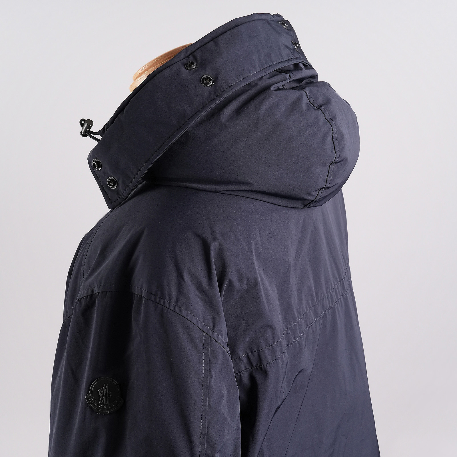 モンクレール（MONCLER）RIVER ロングダウンジャケット ダークネイビー メンズ サイズ3｜フード背面と左袖ロゴ