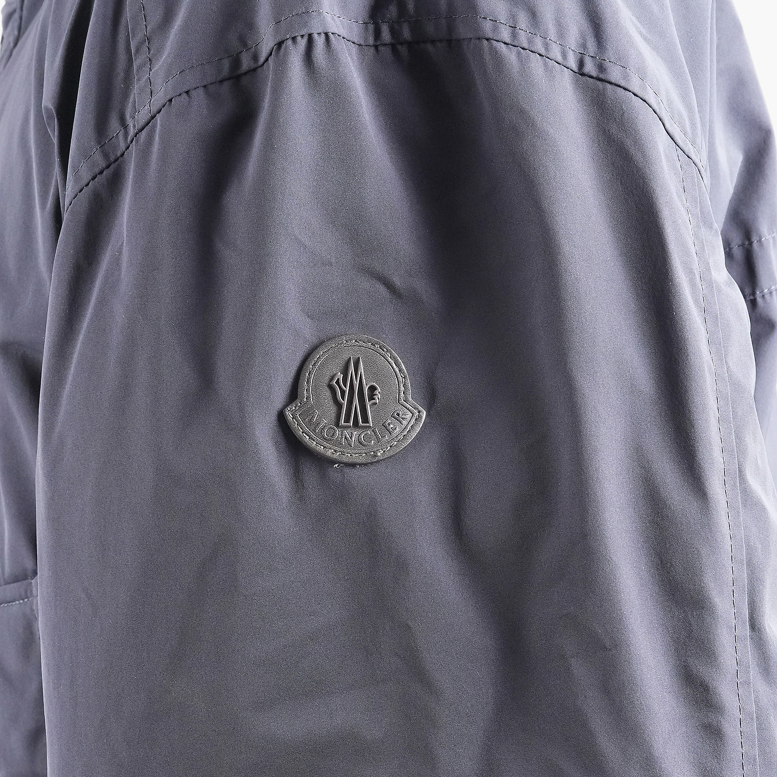 モンクレール（MONCLER）RIVER ロングダウンジャケット ダークネイビー メンズ サイズ3｜左袖ロゴワッペン