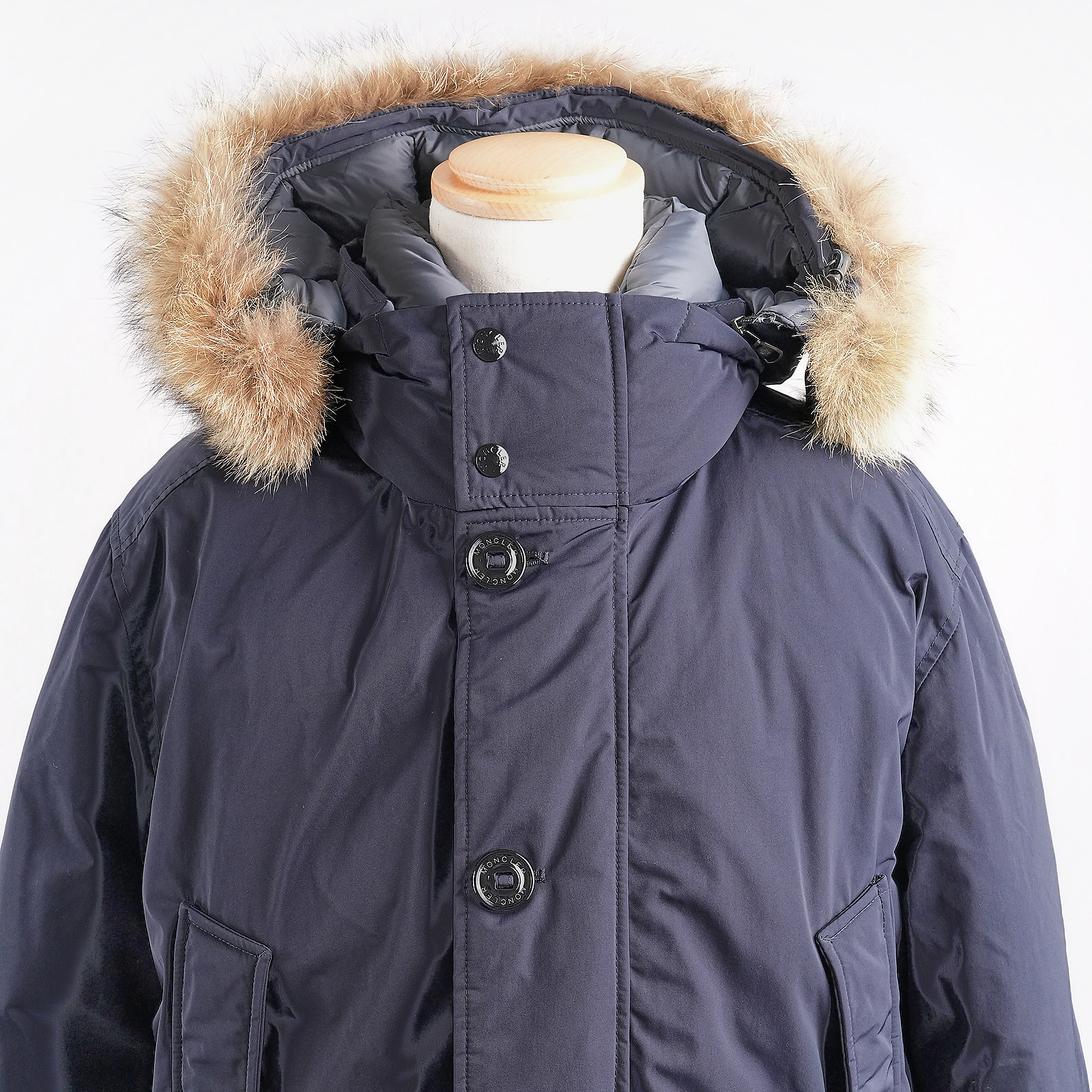 モンクレール（MONCLER）RIVER ロングダウンジャケット ダークネイビー メンズ サイズ3｜ファートリム付きフードと前立て