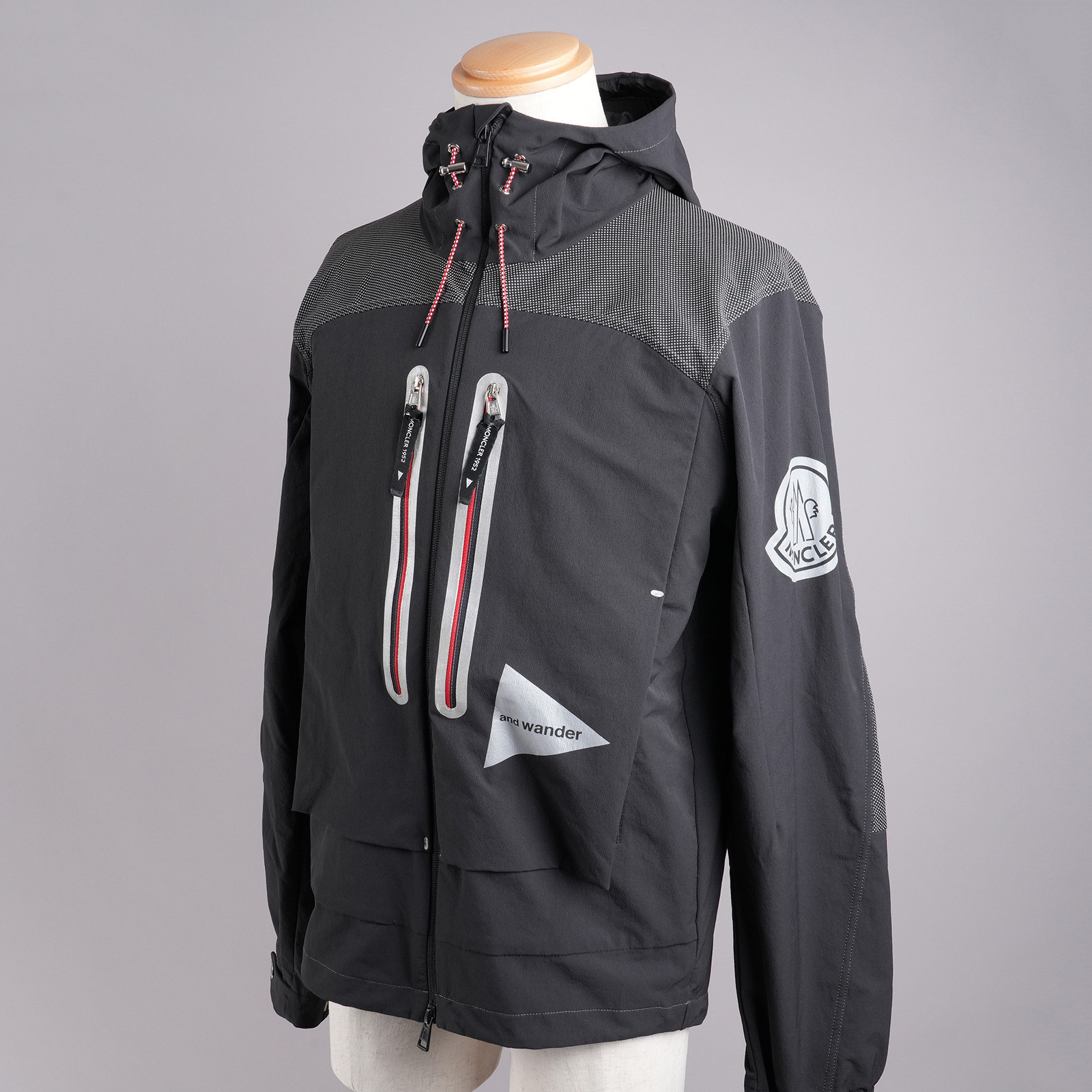 MONCLER × and wander ITABASHI ナイロンジャケット ブラック サムネイル斜め前