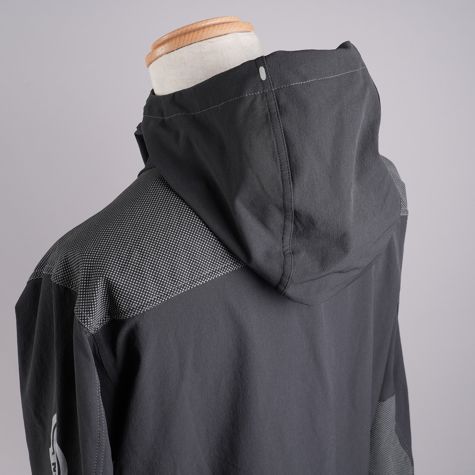 MONCLER × and wander ITABASHI ナイロンジャケット ブラック フード背面