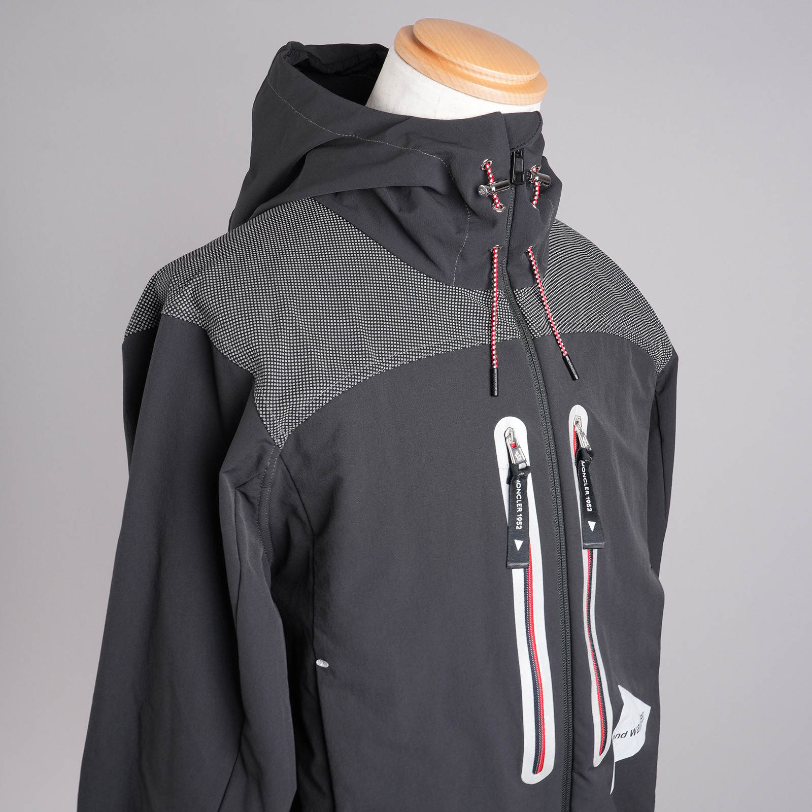 MONCLER × and wander ITABASHI ナイロンジャケット ブラック 右斜め前