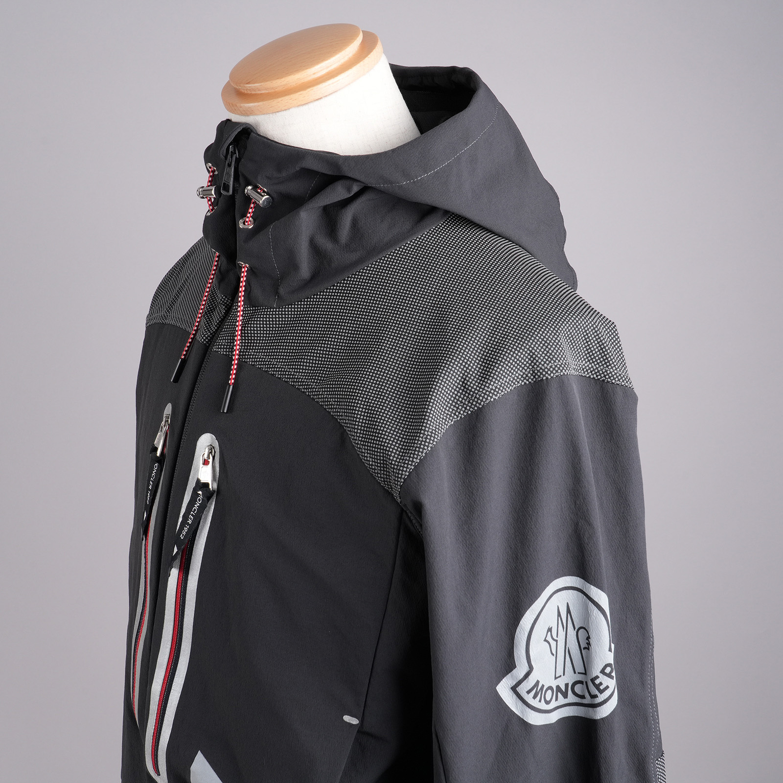 MONCLER × and wander ITABASHI ナイロンジャケット ブラック 左袖MONCLERロゴ