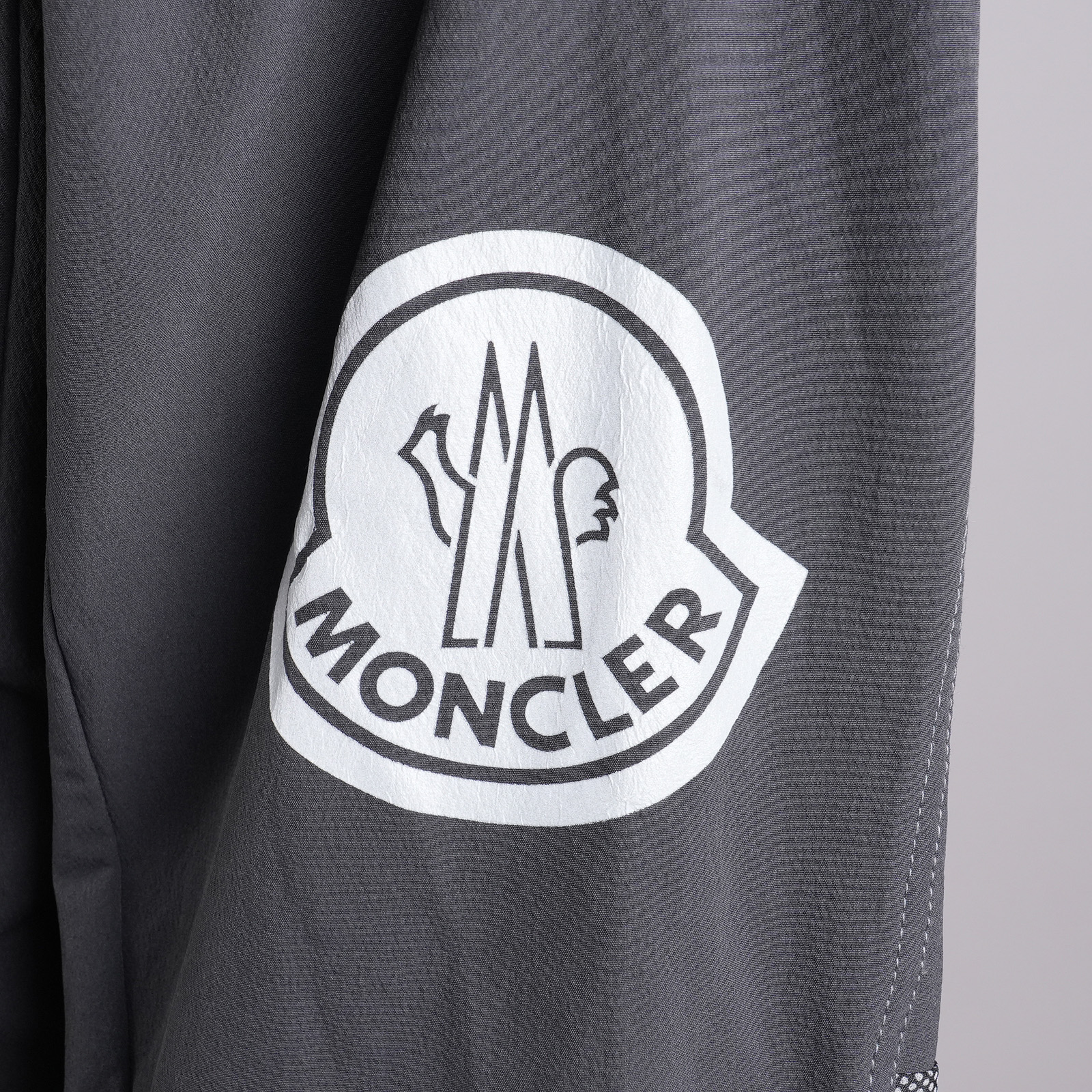 MONCLER × and wander ITABASHI ナイロンジャケット ブラック 左袖MONCLERロゴ拡大