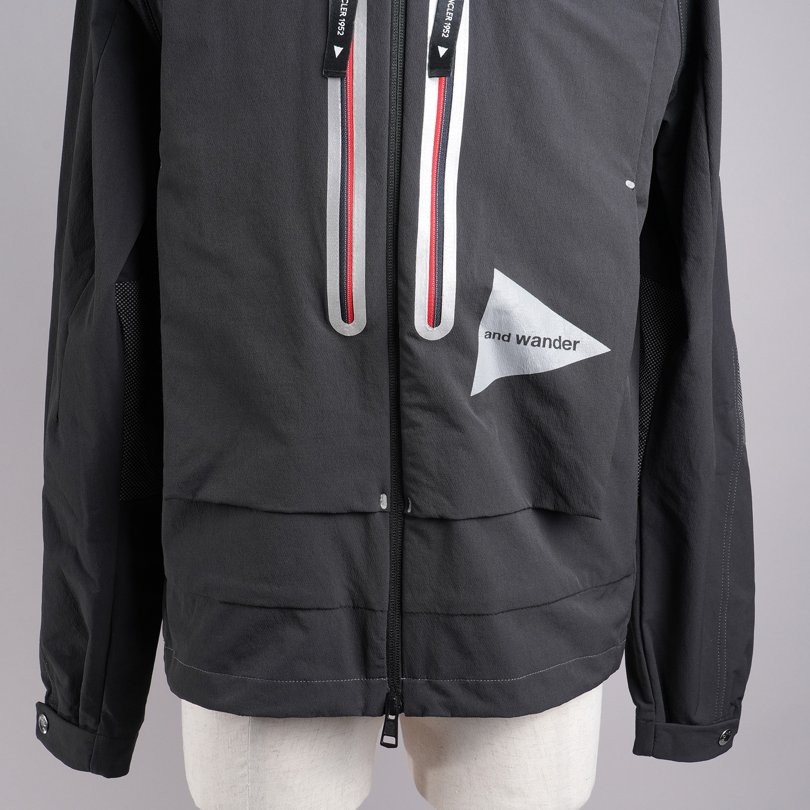 MONCLER × and wander ITABASHI ナイロンジャケット ブラック 胸元ジップポケット・and wanderロゴ
