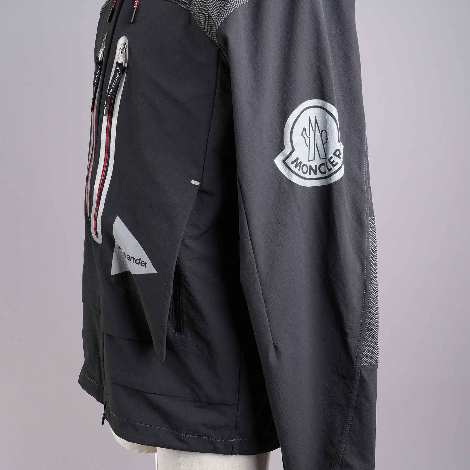 MONCLER × and wander ITABASHI ナイロンジャケット ブラック 左袖ロゴ・側面