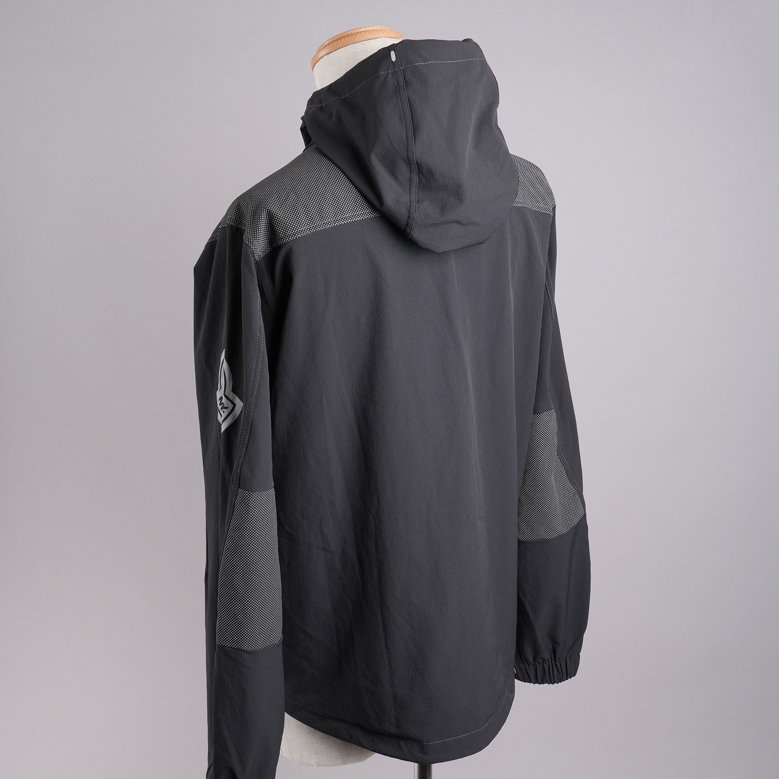 MONCLER × and wander ITABASHI ナイロンジャケット ブラック 右斜め後ろ