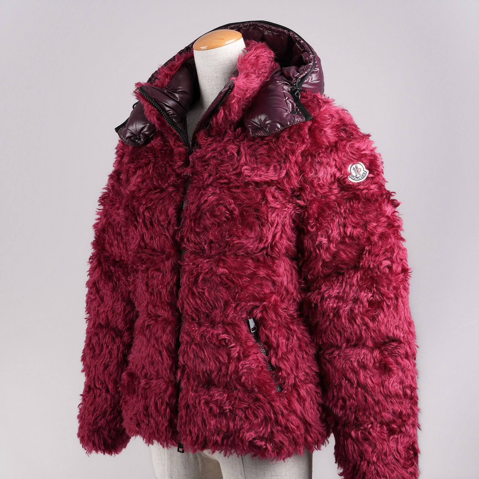 MONCLER BADYP ファー・フード付きダウンジャケット ボルドー サムネイル斜め前