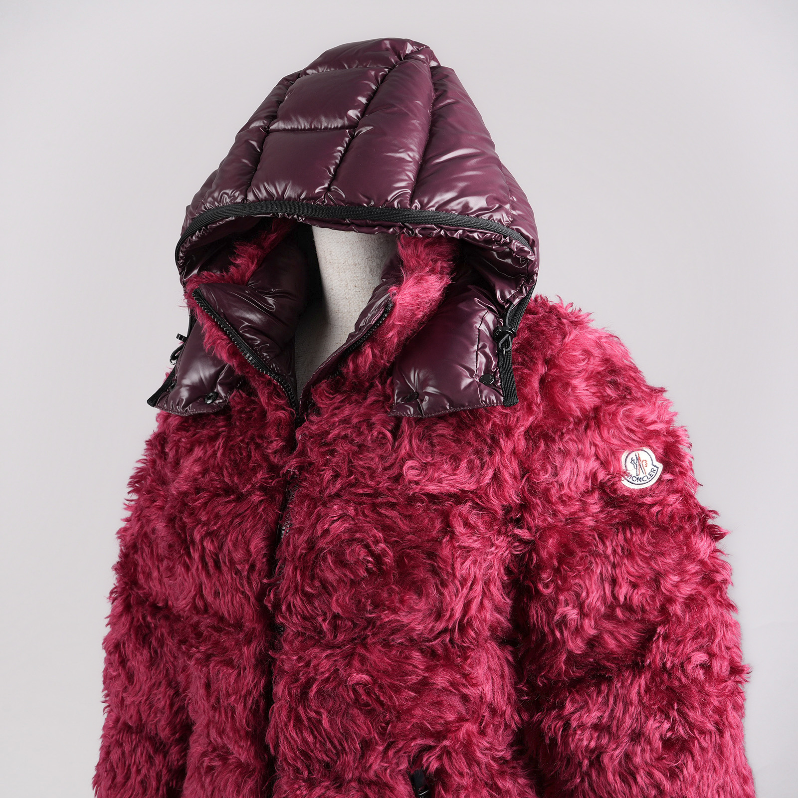 MONCLER BADYP ファー・フード付きダウンジャケット ボルドー フード・左袖ロゴ