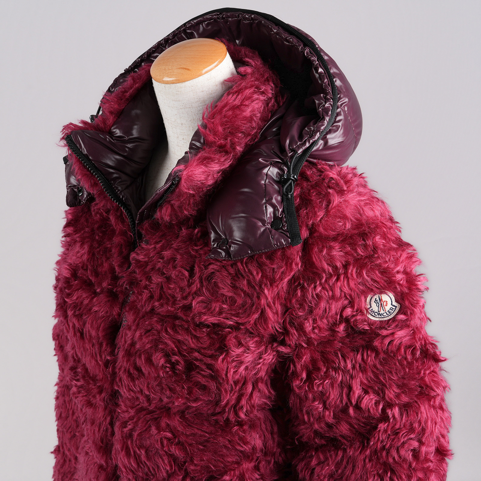 MONCLER BADYP ファー・フード付きダウンジャケット ボルドー 上半身斜め前・左袖ロゴ