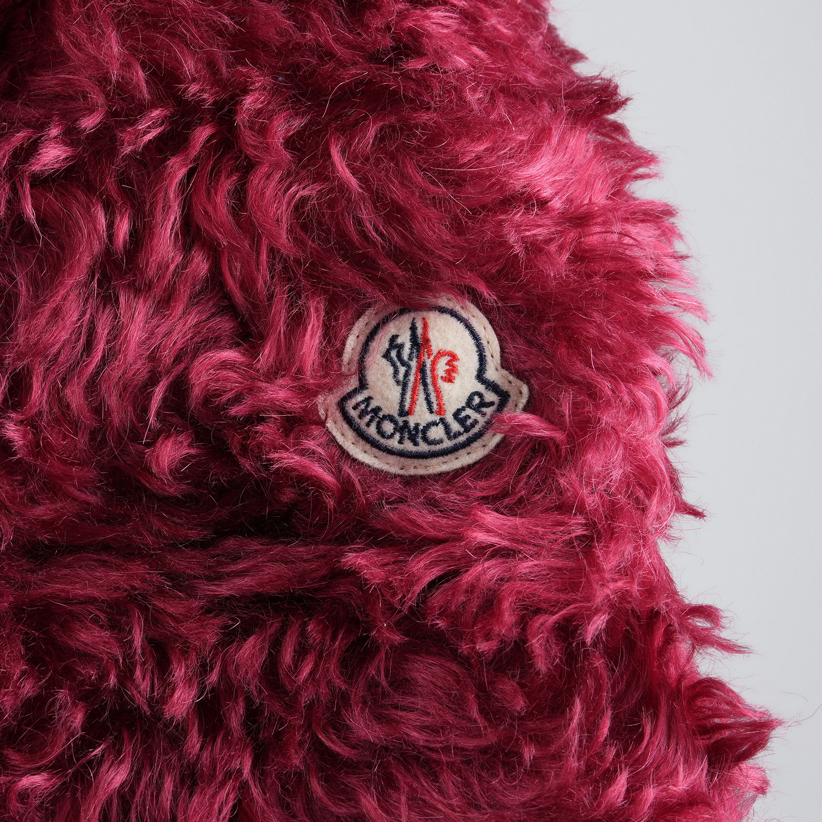 MONCLER BADYP ファー・フード付きダウンジャケット ボルドー 左袖ロゴ拡大