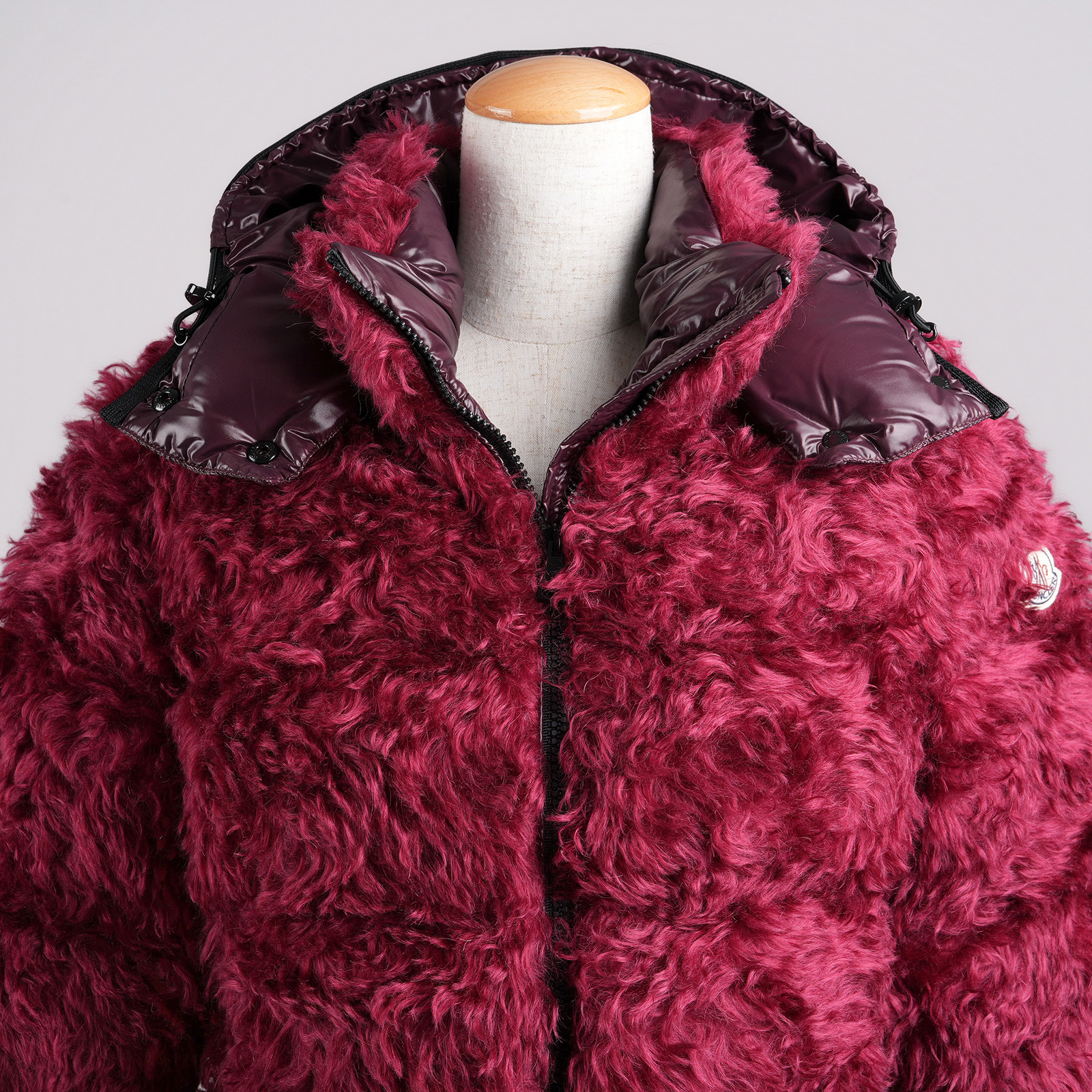 MONCLER BADYP ファー・フード付きダウンジャケット ボルドー フード・襟元