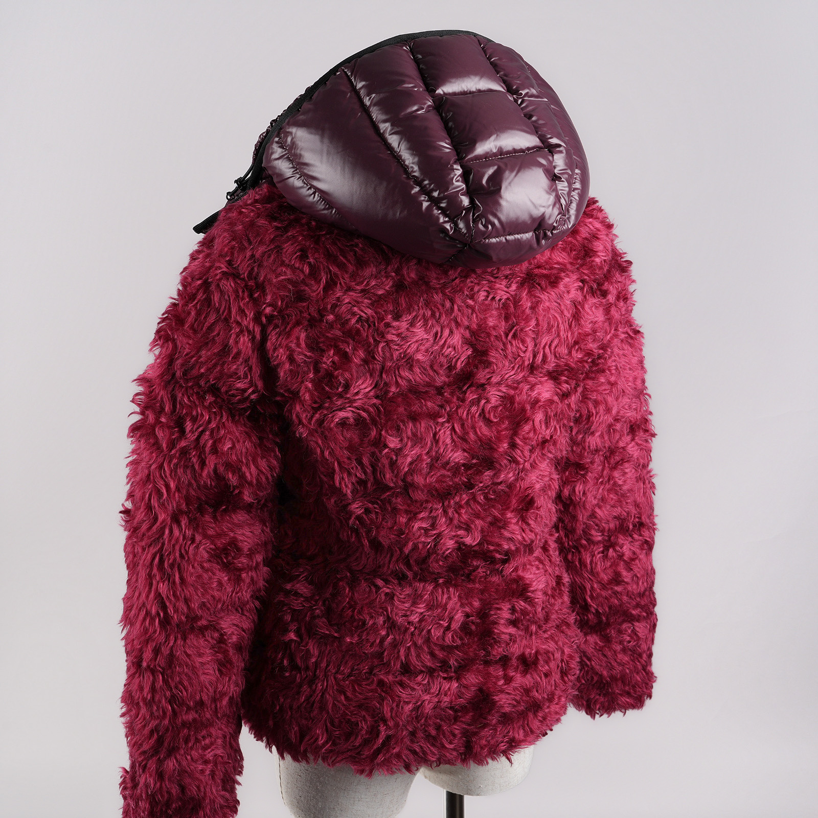 MONCLER BADYP ファー・フード付きダウンジャケット ボルドー 背面斜め全体