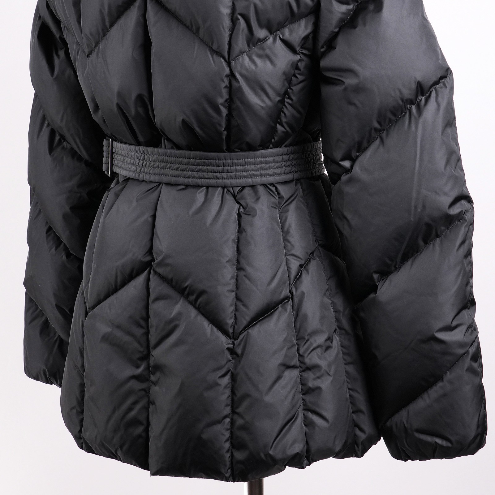モンクレール（MONCLER）ROELAN ダウンジャケット ブラック レディース サイズ2｜ベルトと背面キルティング