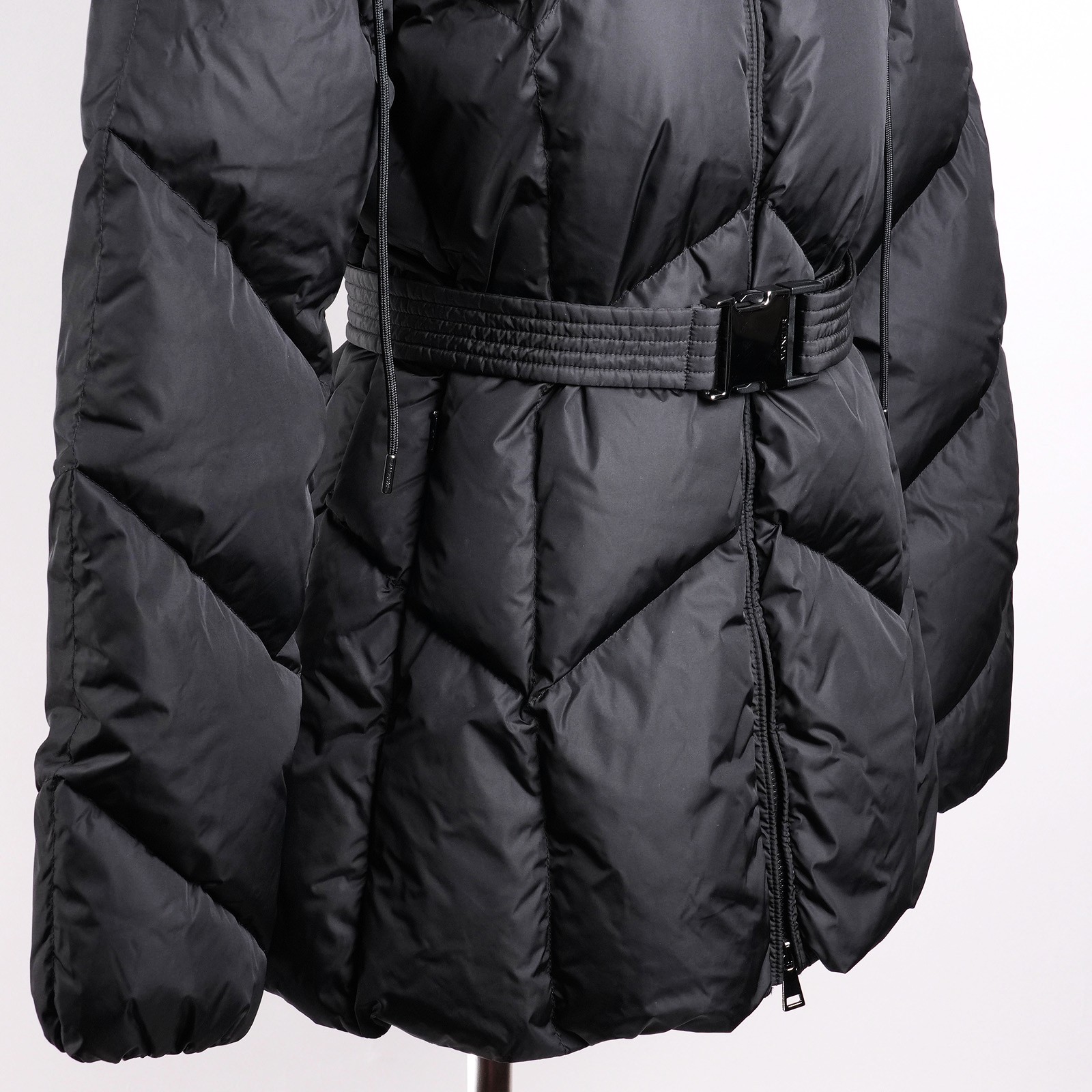 モンクレール（MONCLER）ROELAN ダウンジャケット ブラック レディース サイズ2｜ベルトと前面キルティング