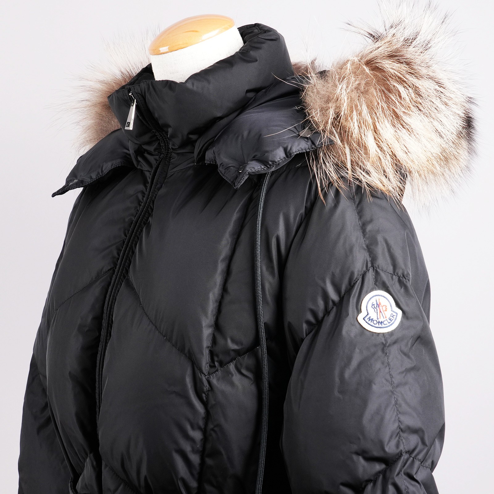 モンクレール（MONCLER）ROELAN ダウンジャケット ブラック レディース サイズ2｜フードと左袖ロゴ