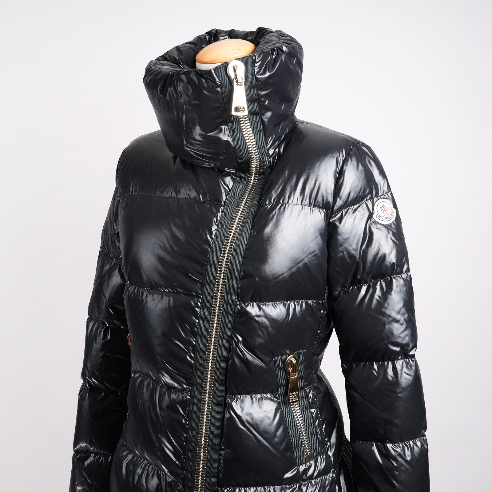モンクレール（MONCLER）JOINVILLE ロングダウンジャケット ブラック レディース サイズ0｜ワイドカラー・斜めフロントジップ・左袖ロゴ
