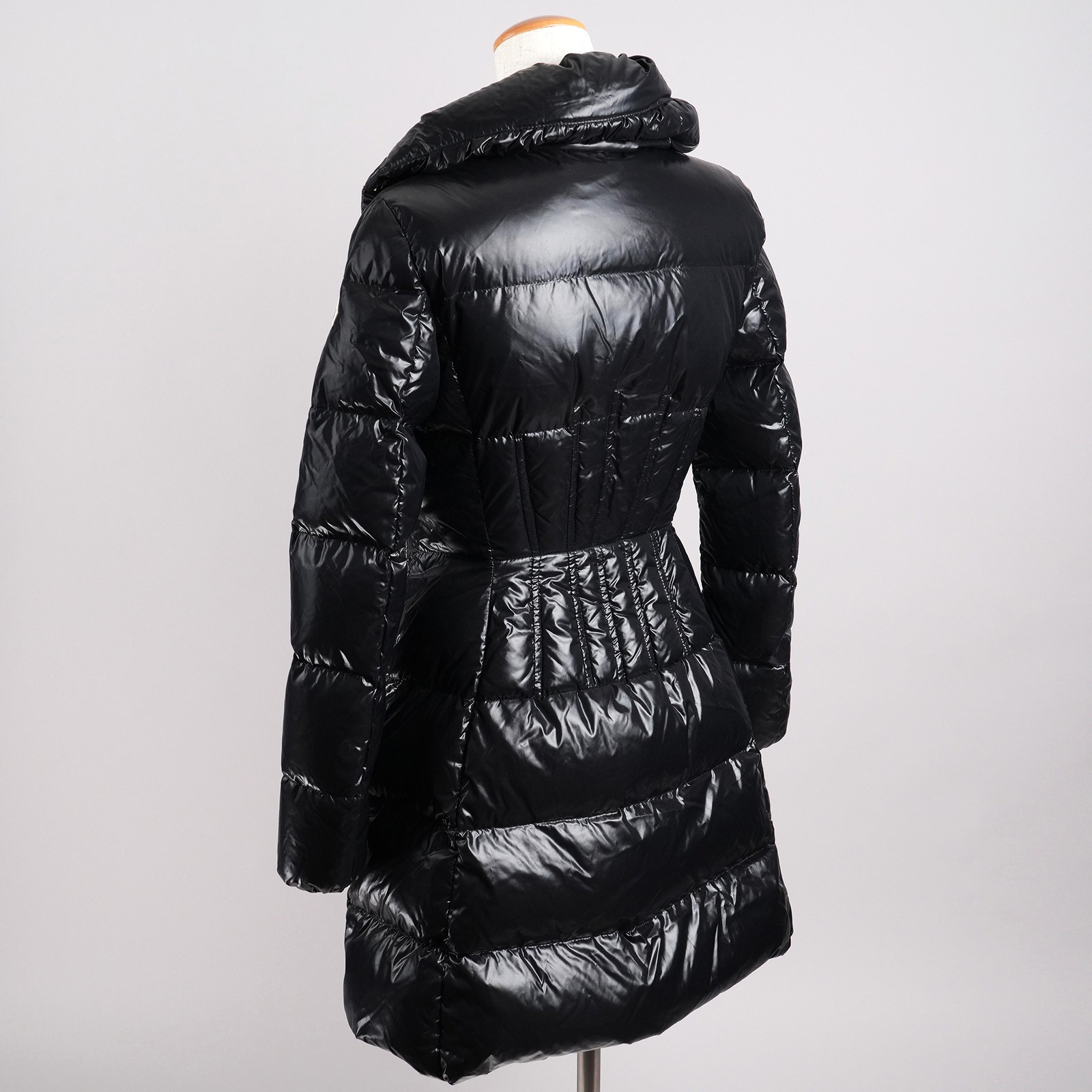 モンクレール（MONCLER）JOINVILLE ロングダウンジャケット ブラック レディース サイズ0｜背面斜めとウエストシェイプ