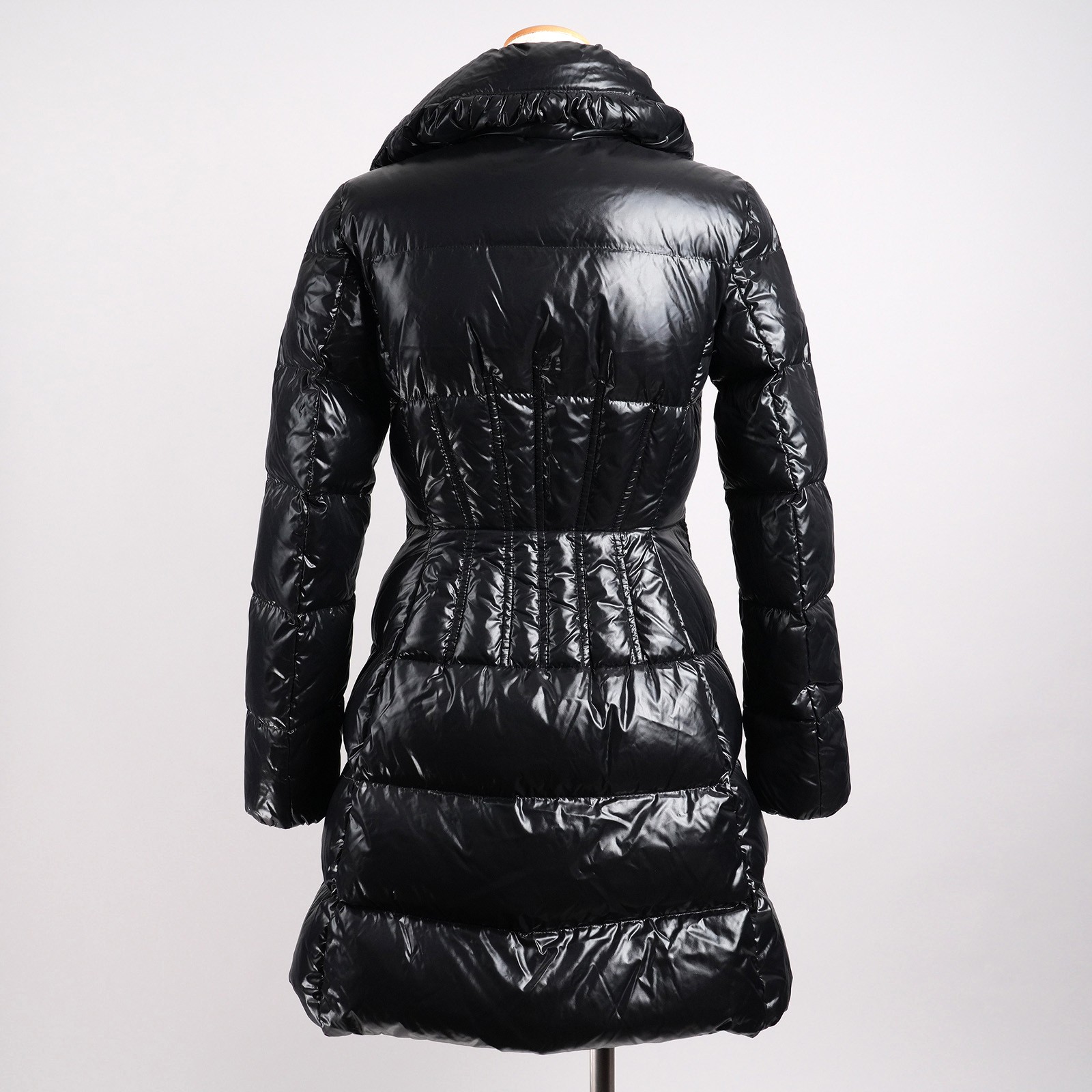 モンクレール（MONCLER）JOINVILLE ロングダウンジャケット ブラック レディース サイズ0｜背面全体と縦キルティング