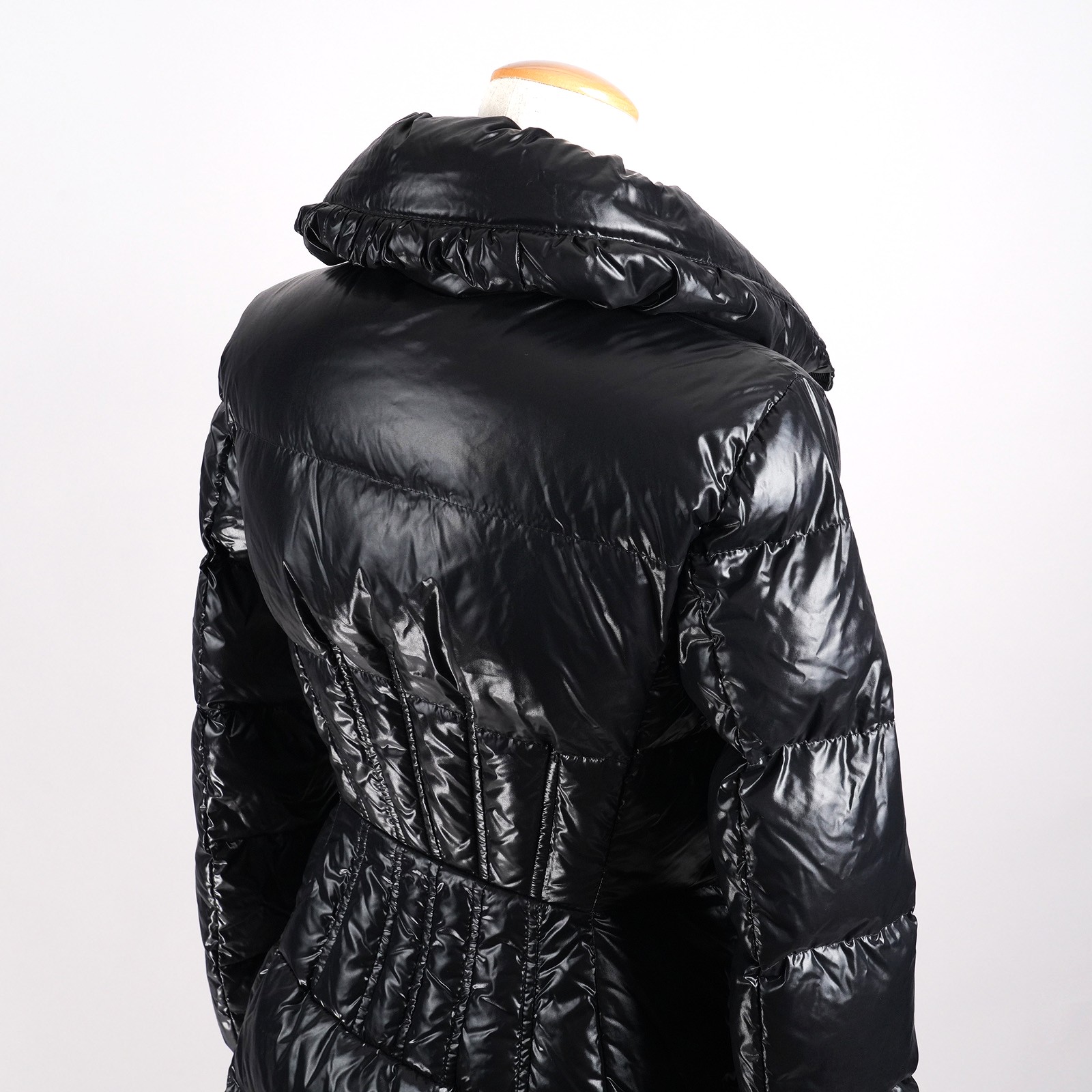 モンクレール（MONCLER）JOINVILLE ロングダウンジャケット ブラック レディース サイズ0｜ワイドカラーと背面ウエスト
