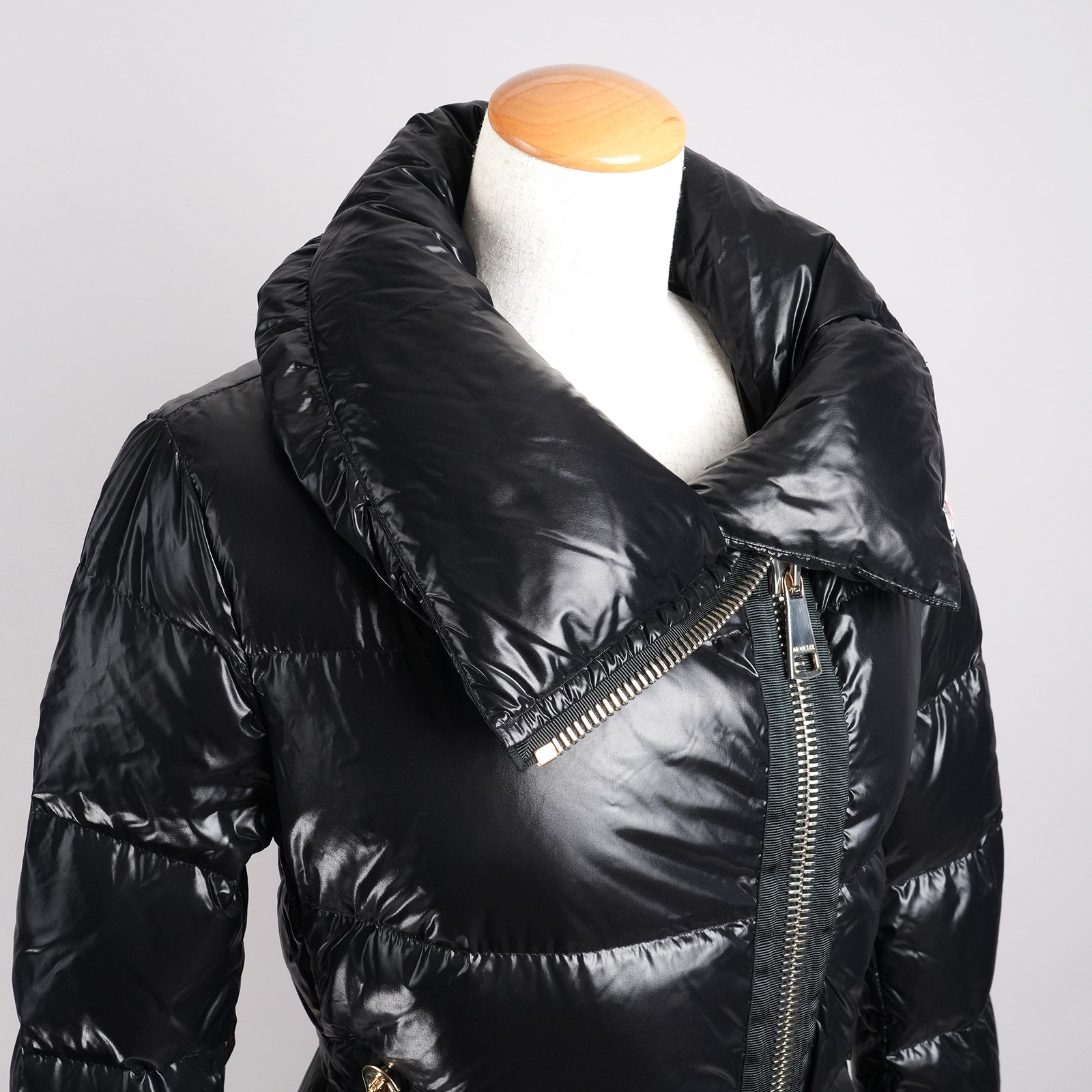 モンクレール（MONCLER）JOINVILLE ロングダウンジャケット ブラック レディース サイズ0｜ワイドカラーと斜めフロントジップ