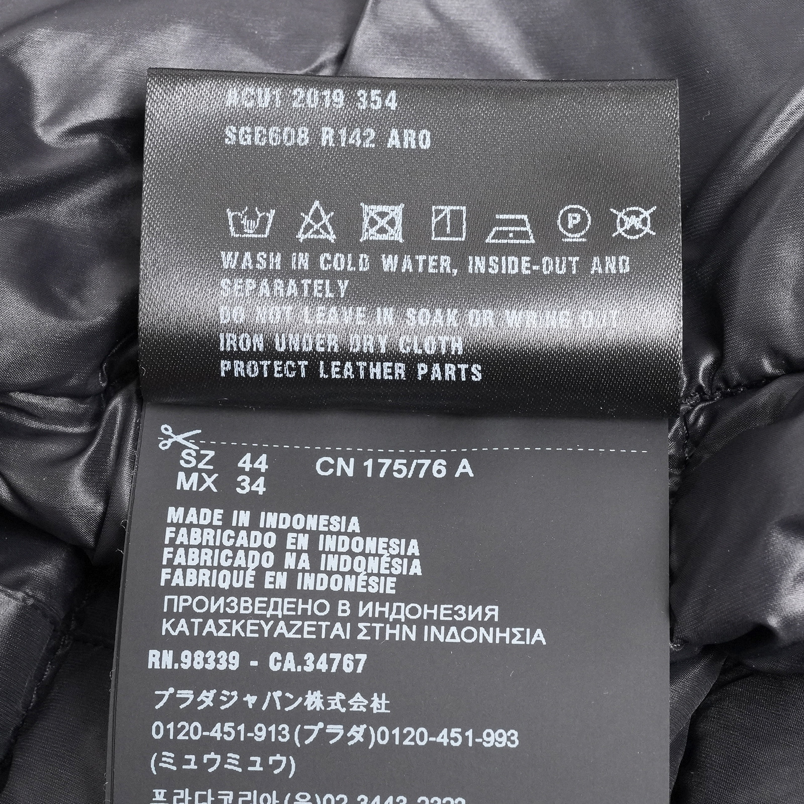 プラダ PRADA メンズ ダウンジャケット ブラック サイズ44｜写真16 取扱表示・生産国タグ