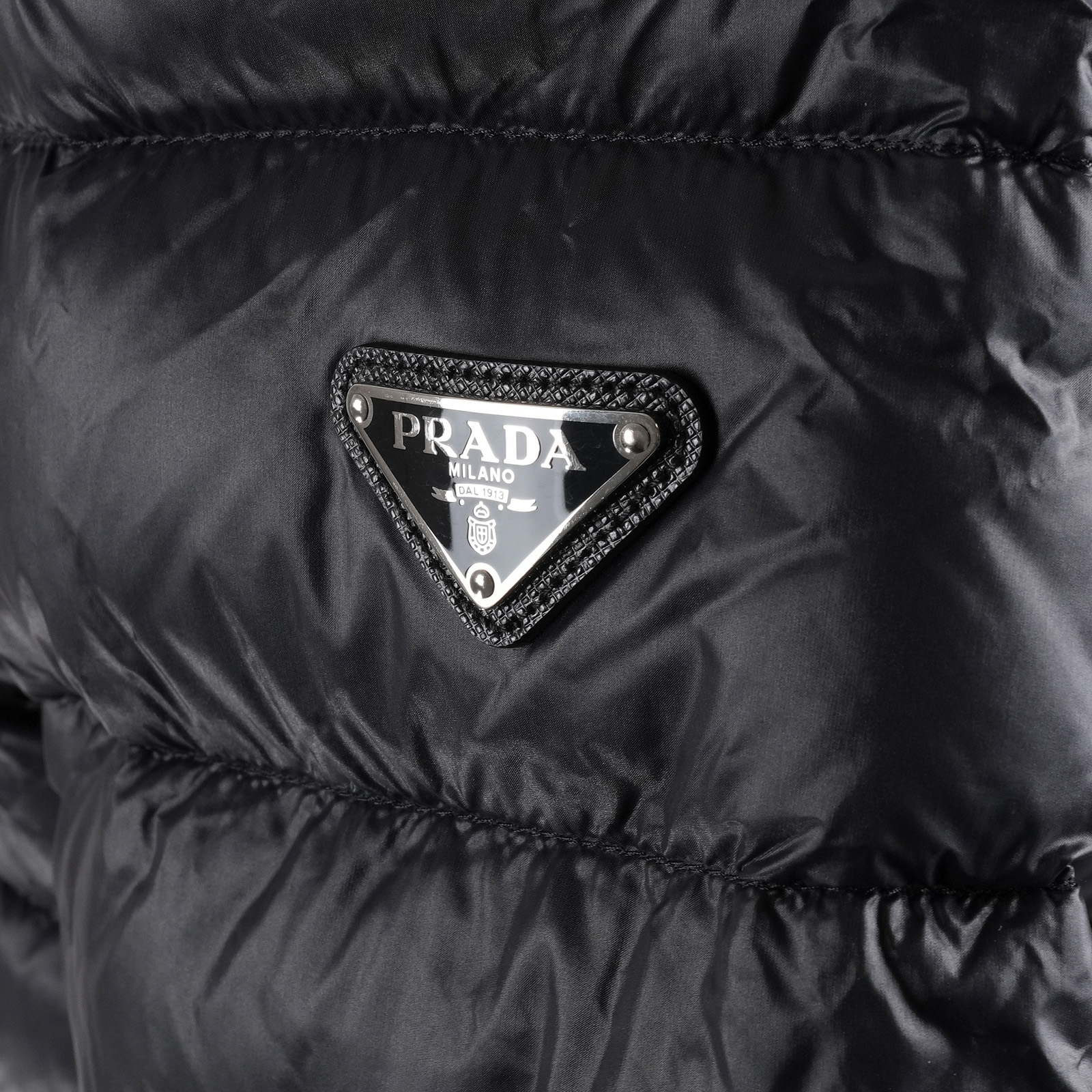 プラダ PRADA メンズ ダウンジャケット ブラック サイズ44｜写真3 左袖のPRADAロゴプレート