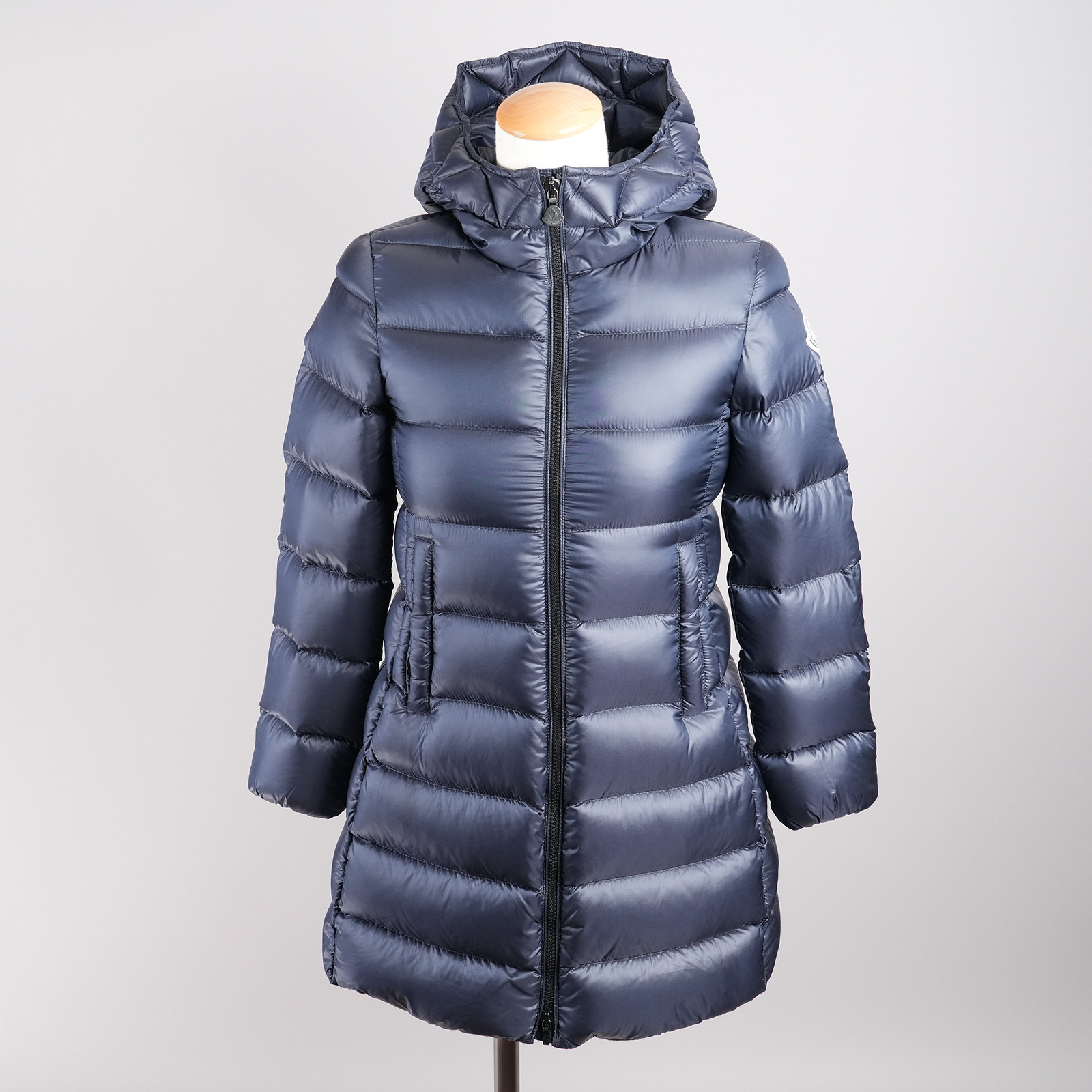 モンクレール（MONCLER）SUYEN フード付きダウンコート キッズ・レディース向け 140cm ネイビー｜正面全体