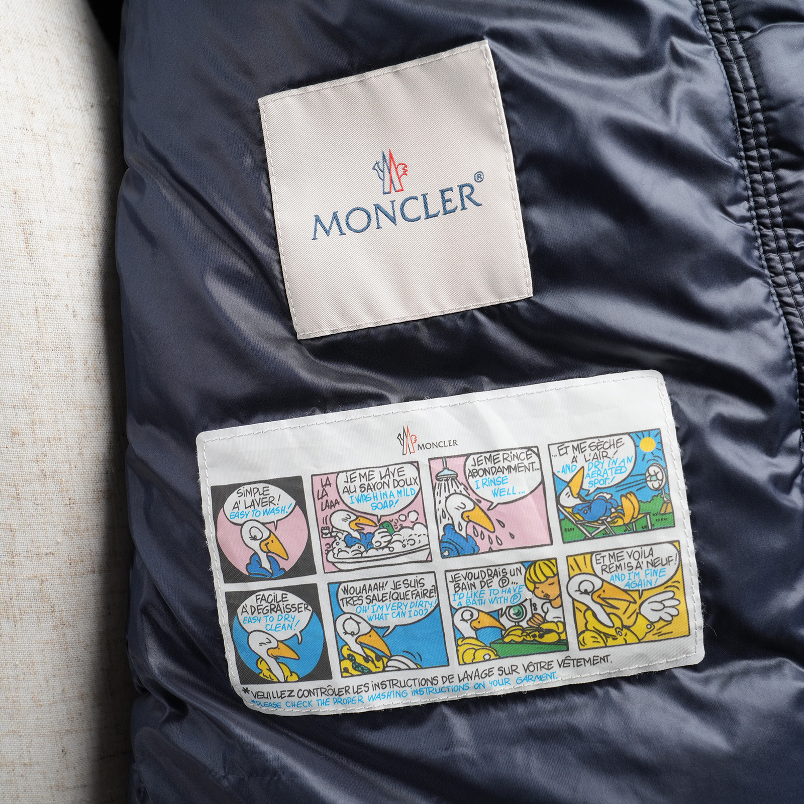 モンクレール（MONCLER）SUYEN フード付きダウンコート キッズ・レディース向け 140cm ネイビー｜内側ブランドタグとコミックラベル