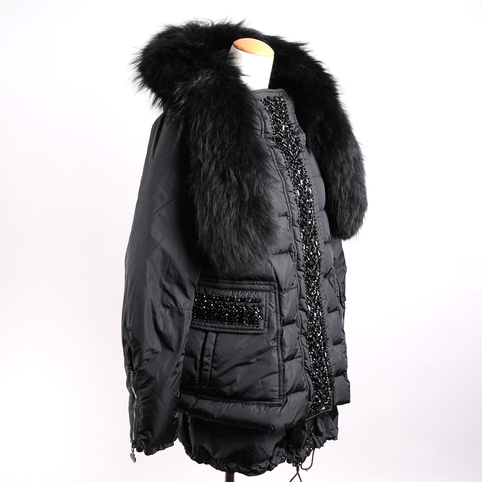 モンクレール（MONCLER）LYNXE フード付きダウンコート ブラック レディース サイズ0｜側面全体とビジュー装飾