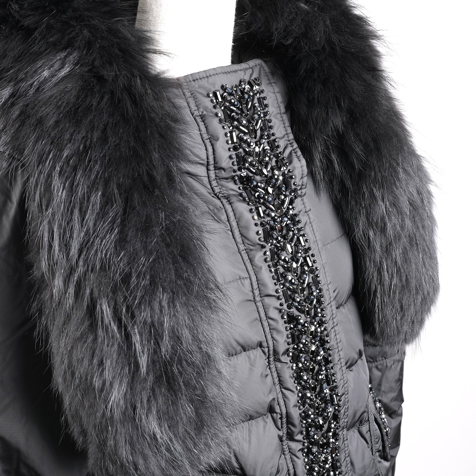 モンクレール（MONCLER）LYNXE フード付きダウンコート ブラック レディース サイズ0｜タヌキファーとフロントビジュー接写