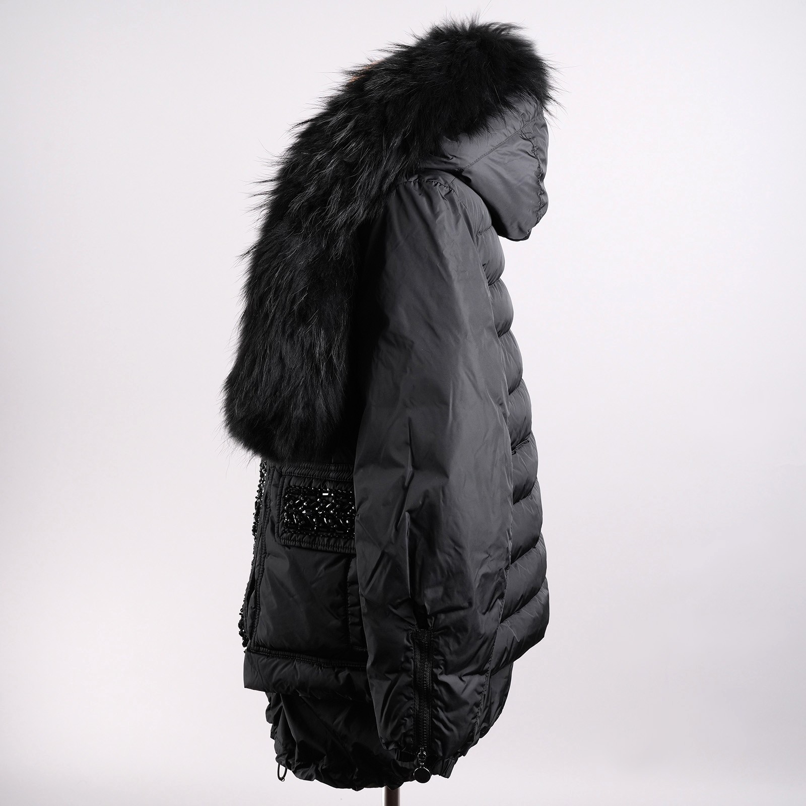 モンクレール（MONCLER）LYNXE フード付きダウンコート ブラック レディース サイズ0｜左側面とタヌキファー