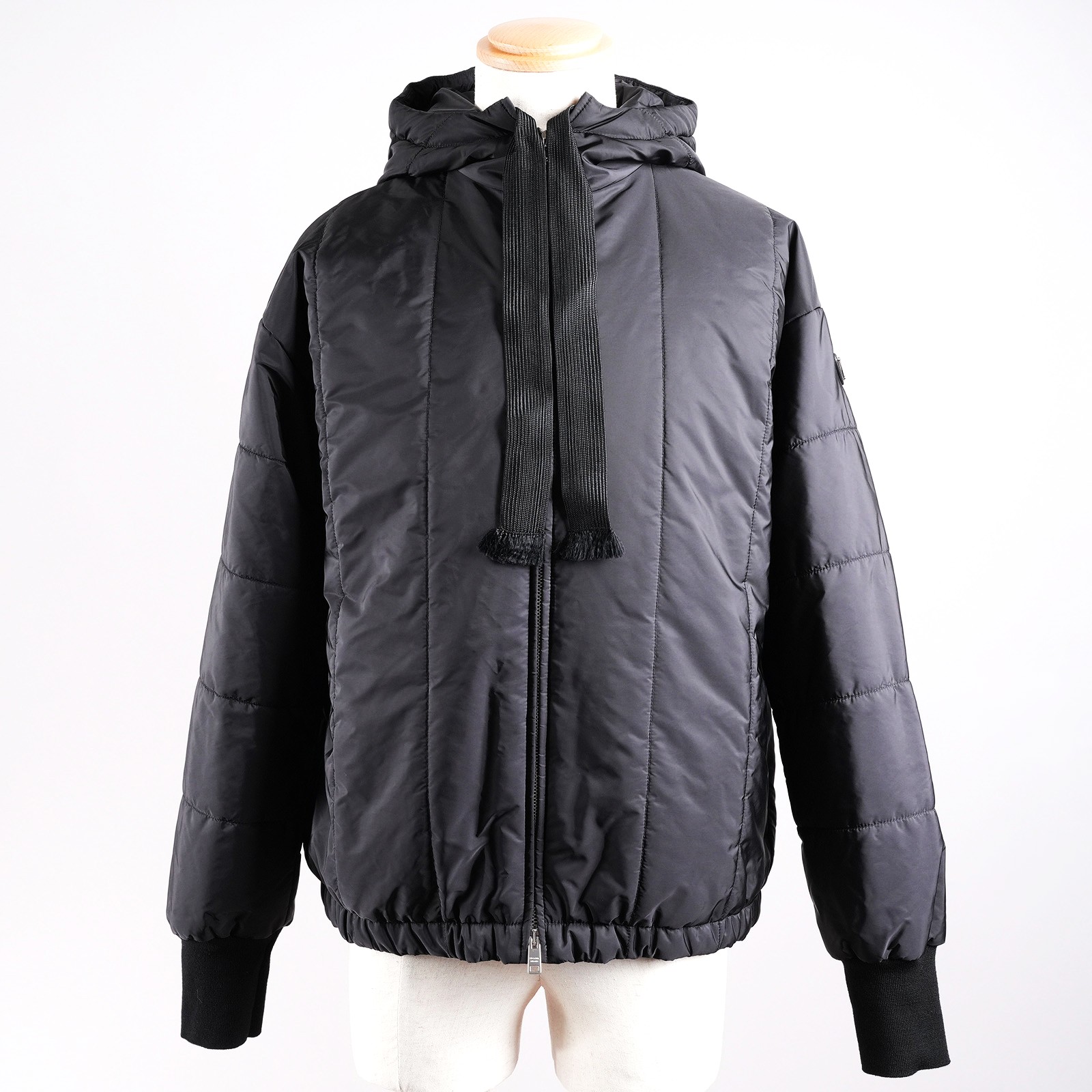 プラダ（PRADA）フード付き中綿ナイロンジャケット ブラック レディース サイズ42｜正面全体