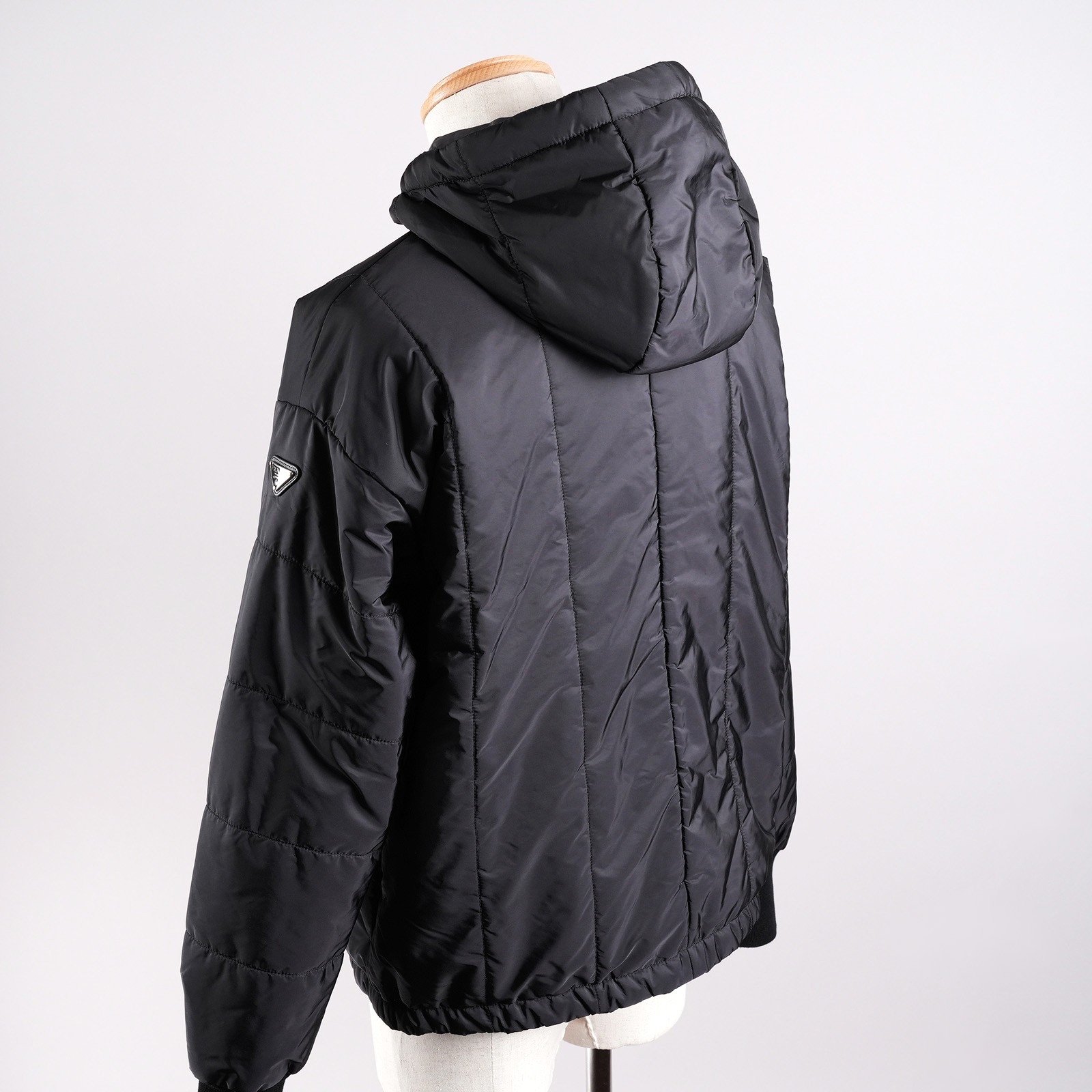プラダ（PRADA）フード付き中綿ナイロンジャケット ブラック レディース サイズ42｜背面斜めとフード