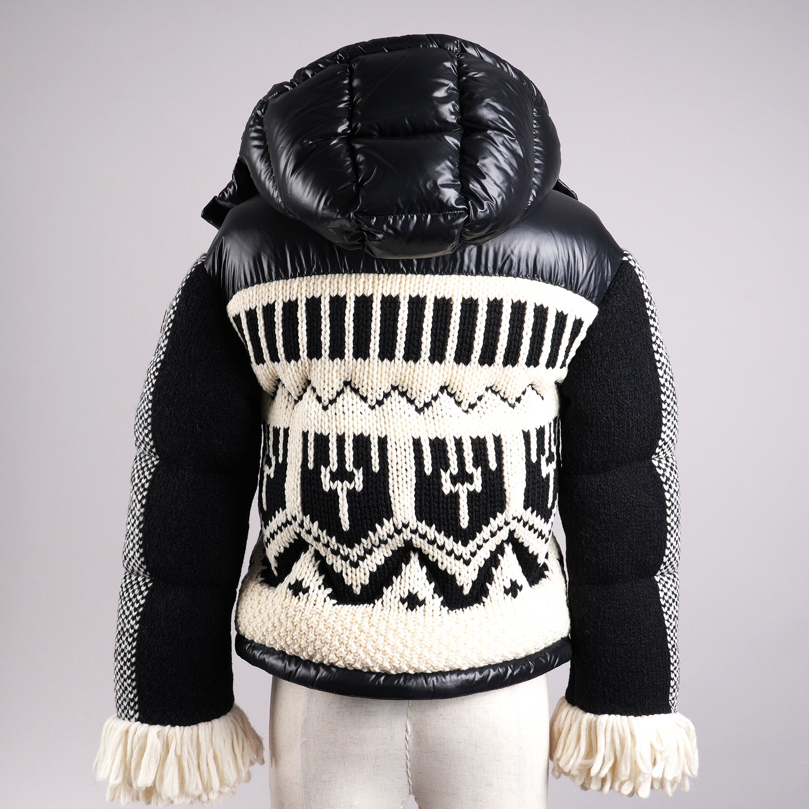 モンクレール（MONCLER）HYOSERIS フード付きダウンジャケット ブラック レディース サイズ00｜背面全体