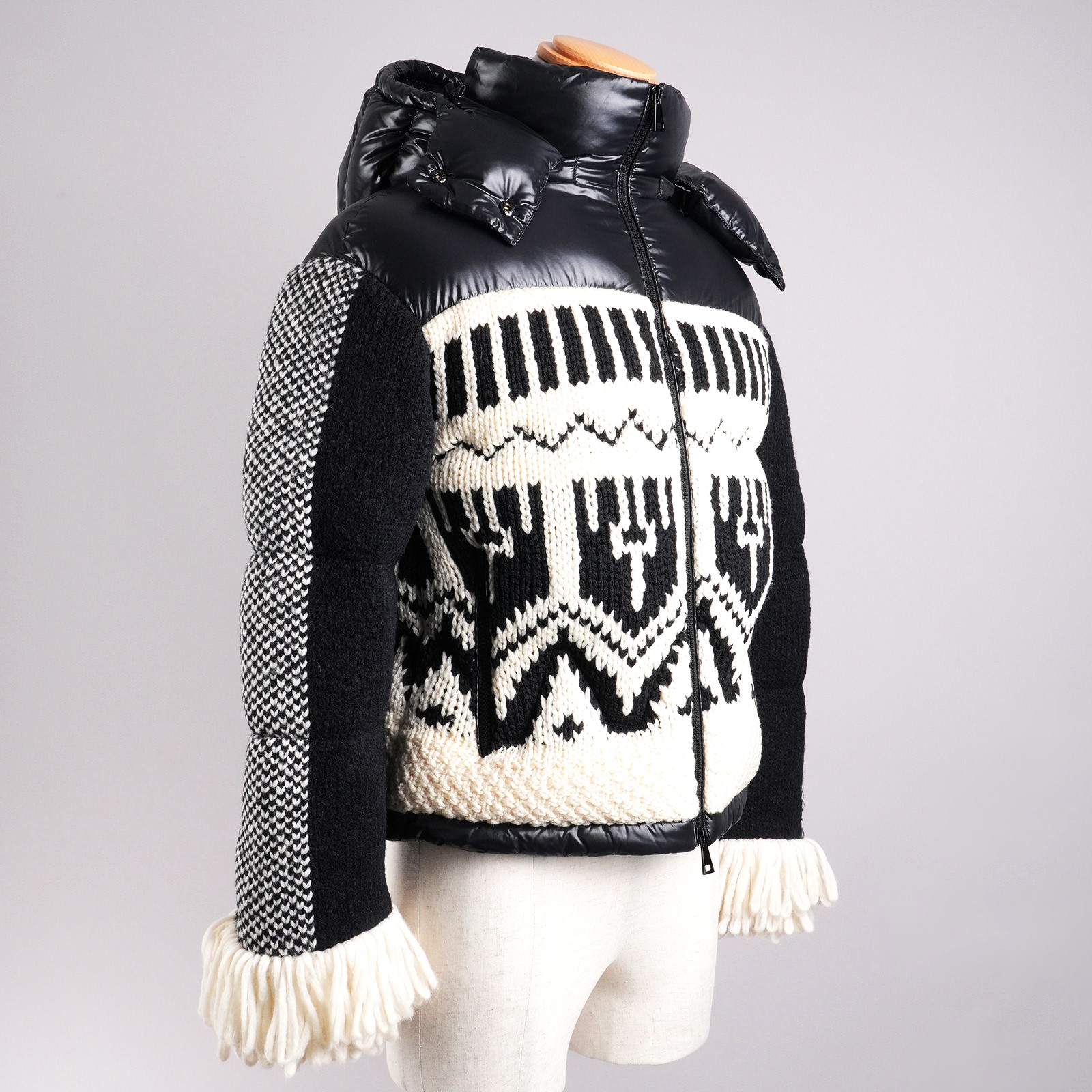 モンクレール（MONCLER）HYOSERIS フード付きダウンジャケット ブラック レディース サイズ00｜正面・反対角度
