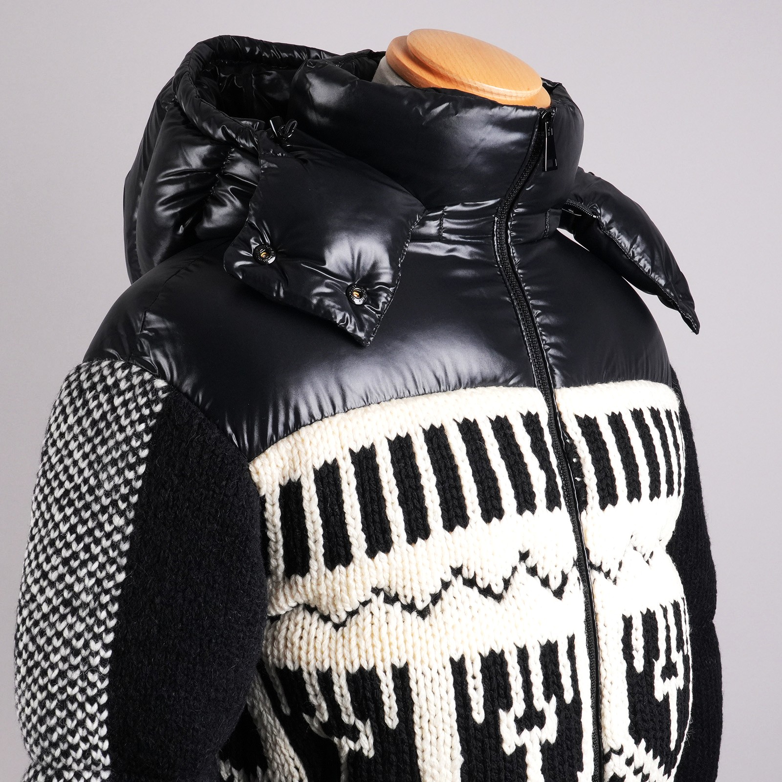 モンクレール（MONCLER）HYOSERIS フード付きダウンジャケット ブラック レディース サイズ00｜フードと襟元