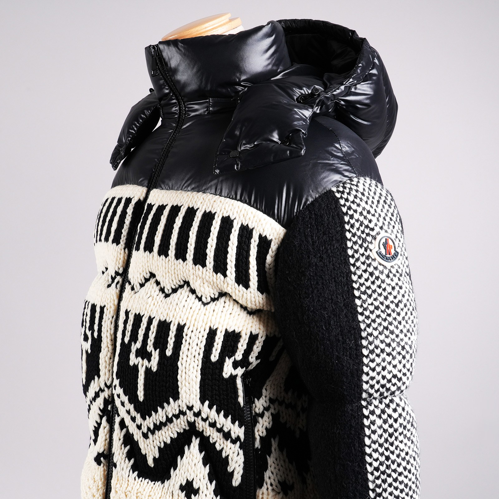 モンクレール（MONCLER）HYOSERIS フード付きダウンジャケット ブラック レディース サイズ00｜フードと左袖ロゴ
