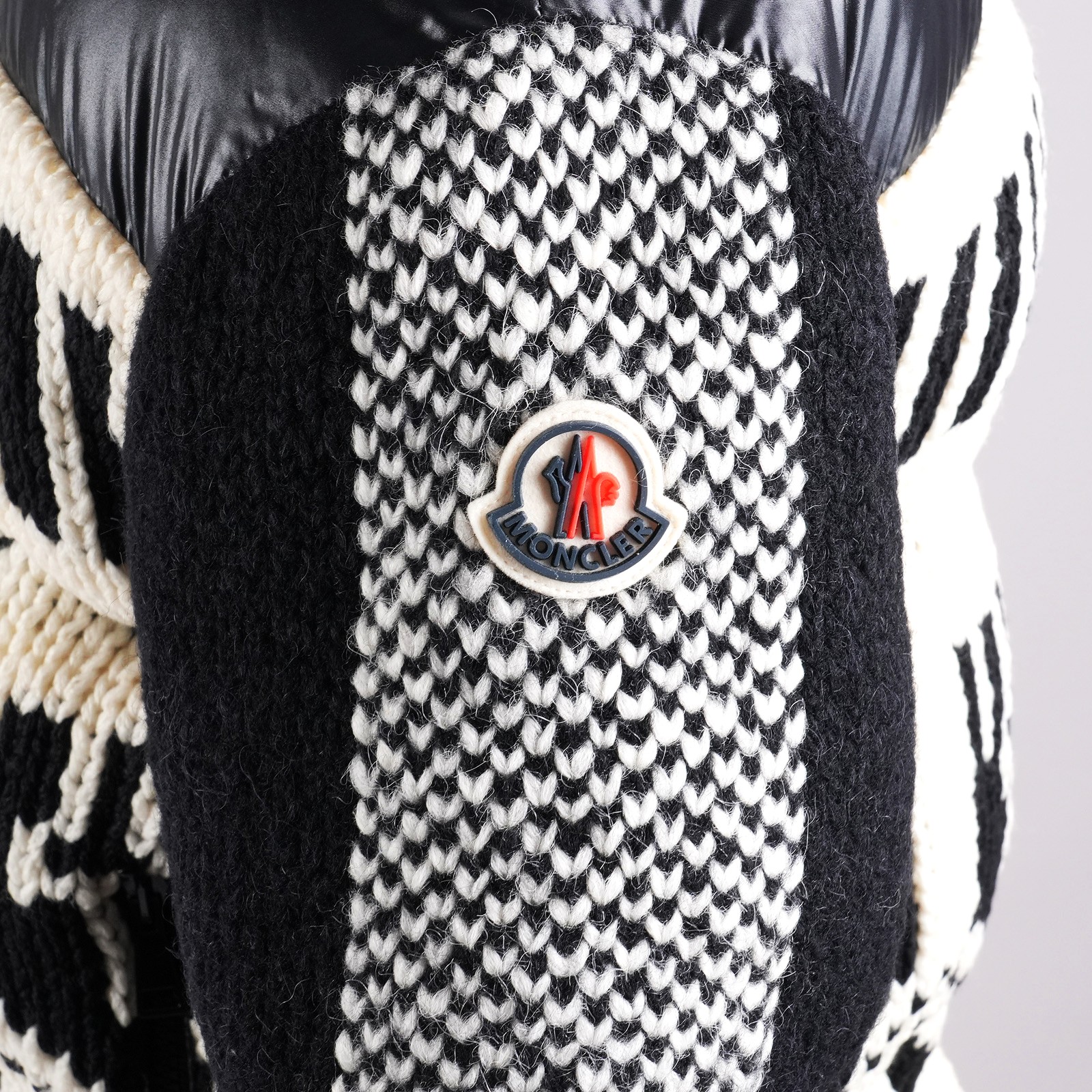 モンクレール（MONCLER）HYOSERIS フード付きダウンジャケット ブラック レディース サイズ00｜左袖ラバーロゴ