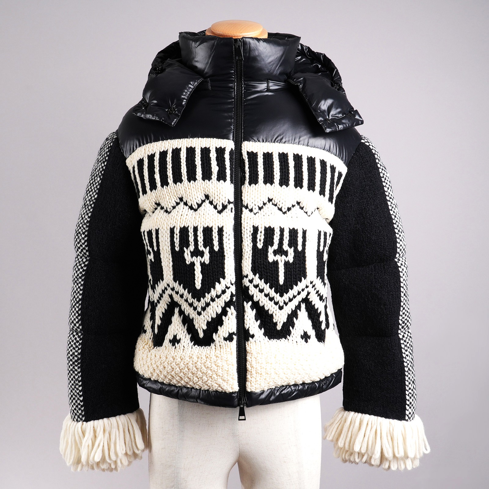 モンクレール（MONCLER）HYOSERIS フード付きダウンジャケット ブラック レディース サイズ00｜正面全体