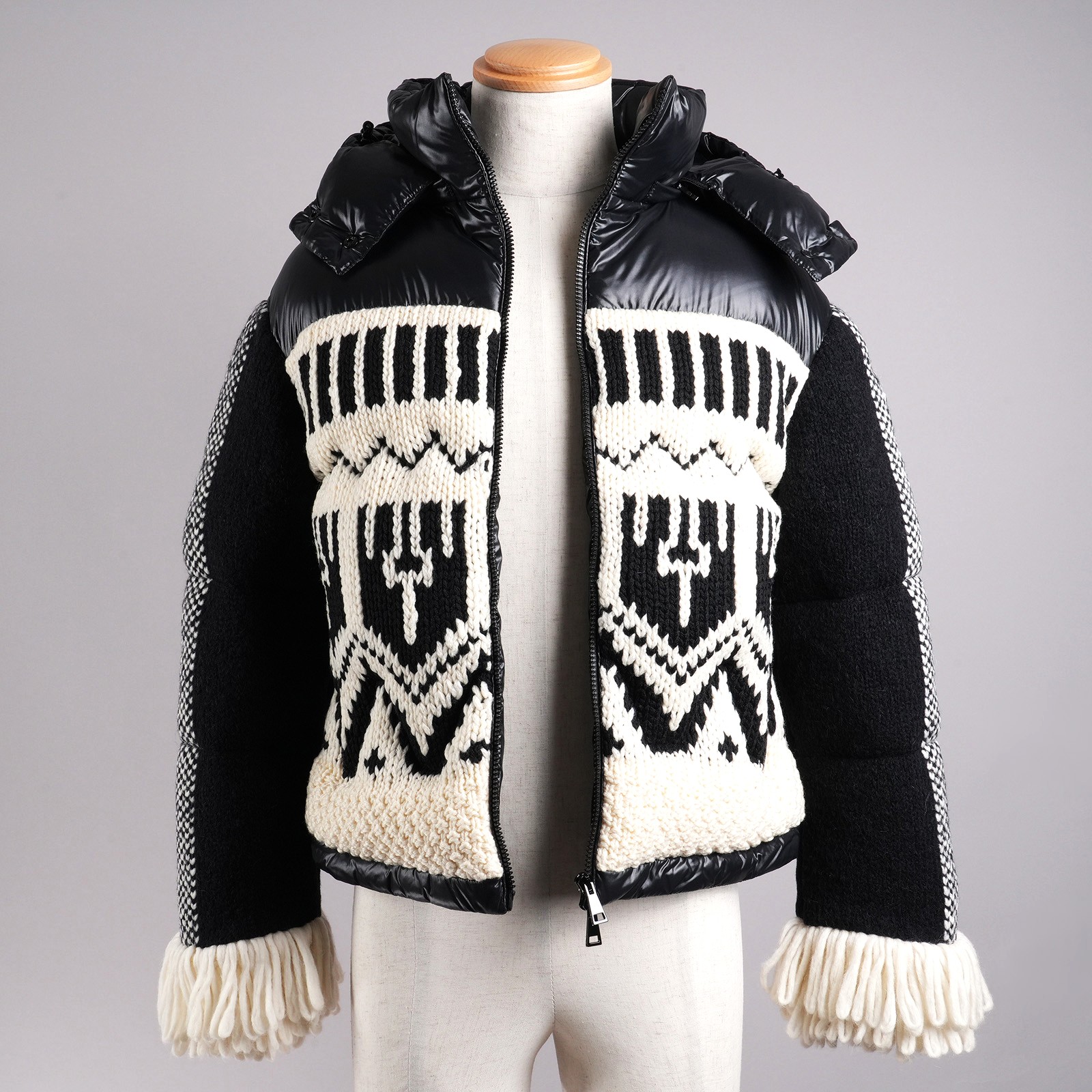 モンクレール（MONCLER）HYOSERIS フード付きダウンジャケット ブラック レディース サイズ00｜前開き