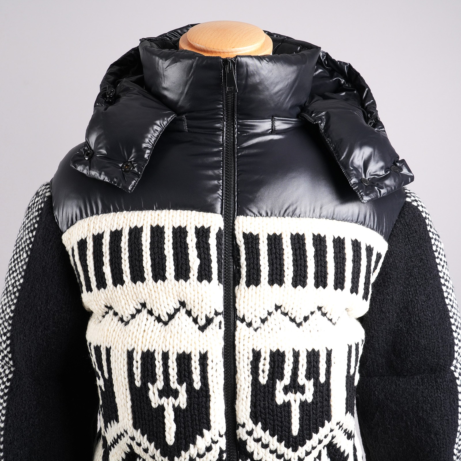 モンクレール（MONCLER）HYOSERIS フード付きダウンジャケット ブラック レディース サイズ00｜ハイカラーとニット切り替え