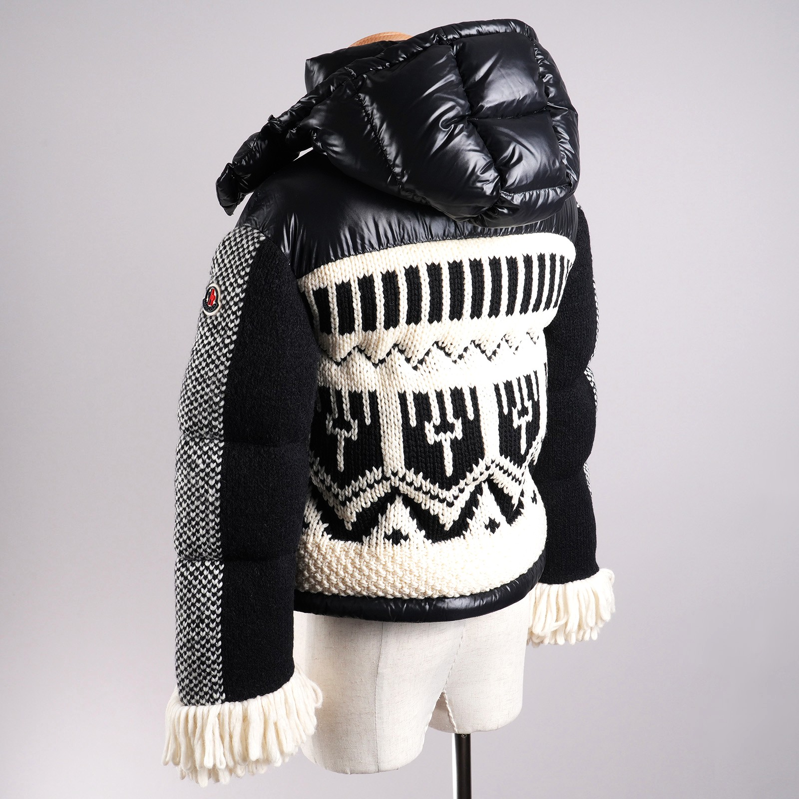 モンクレール（MONCLER）HYOSERIS フード付きダウンジャケット ブラック レディース サイズ00｜背面斜め