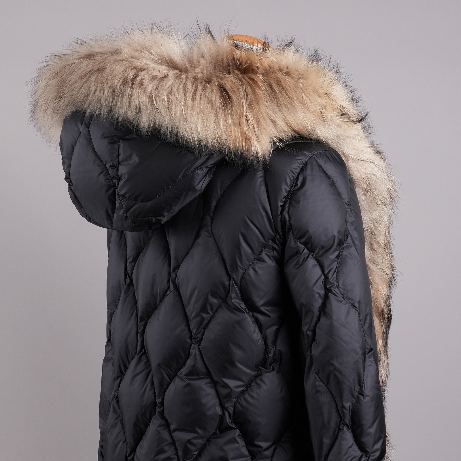 MONCLER VINCA ラクーンファーフード付きダウンコート ブラック レディース サイズ1 右斜め後ろ