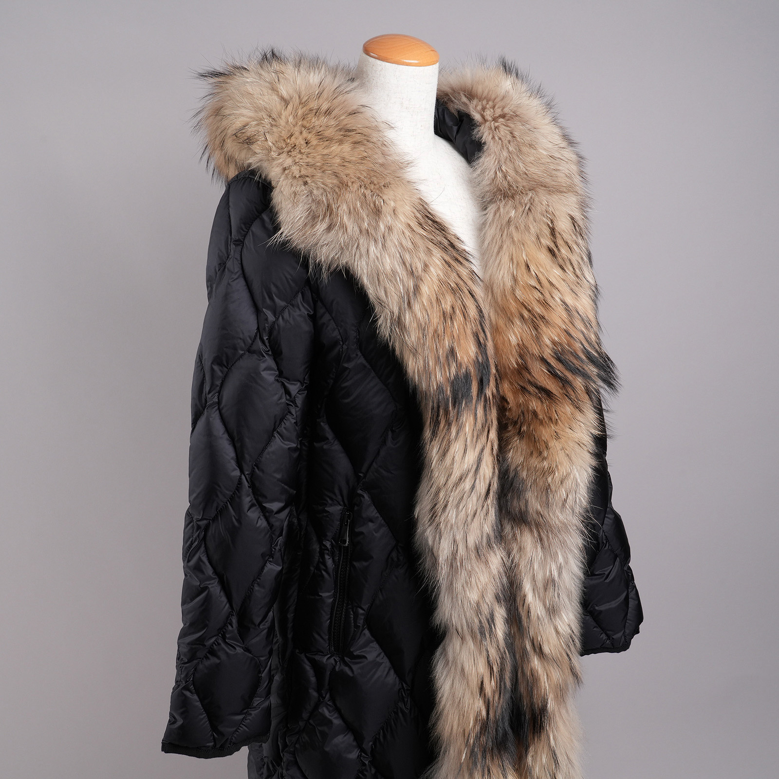 MONCLER VINCA ラクーンファーフード付きダウンコート ブラック レディース サイズ1 右斜め前
