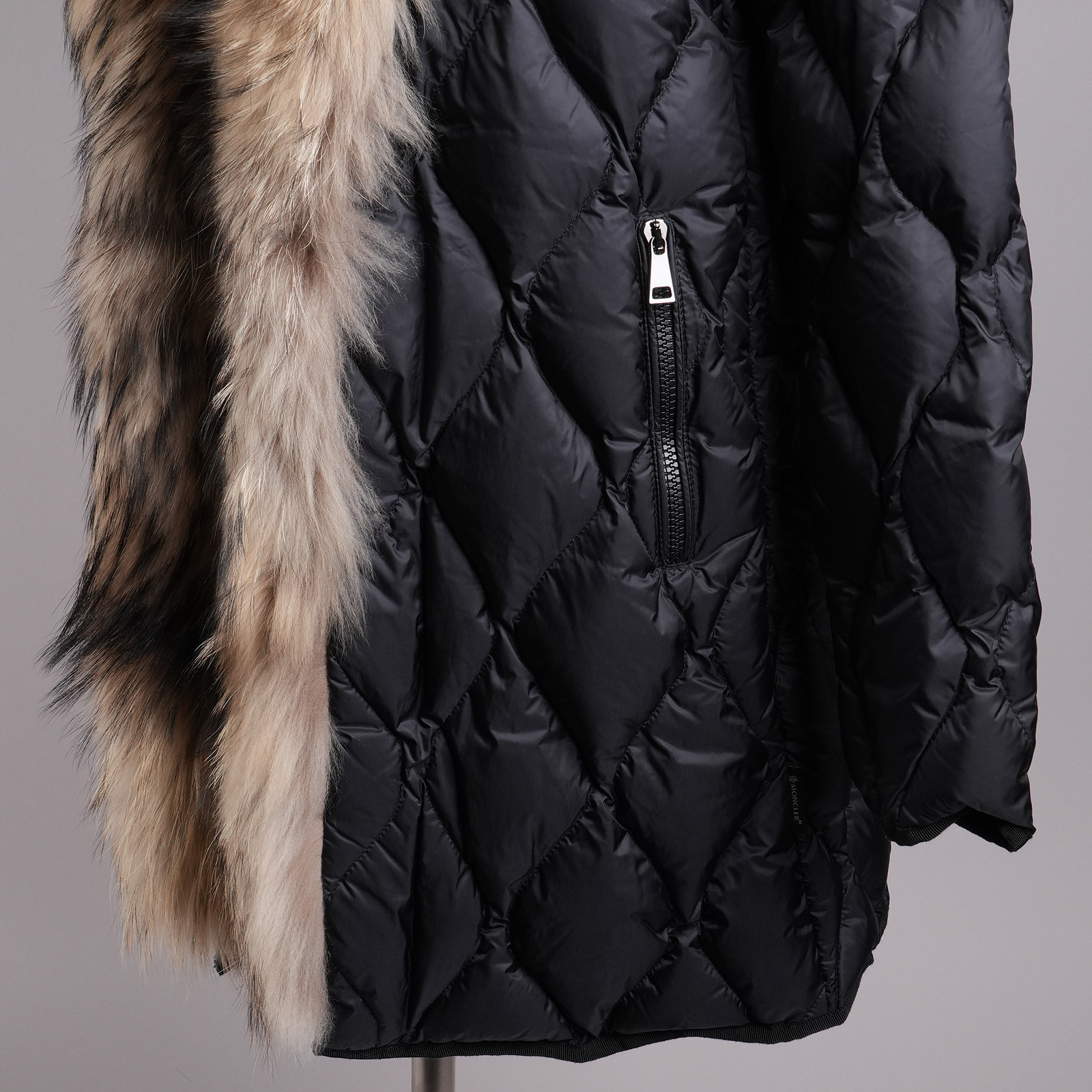 MONCLER VINCA ラクーンファーフード付きダウンコート ブラック レディース サイズ1 フロントジップとポケット
