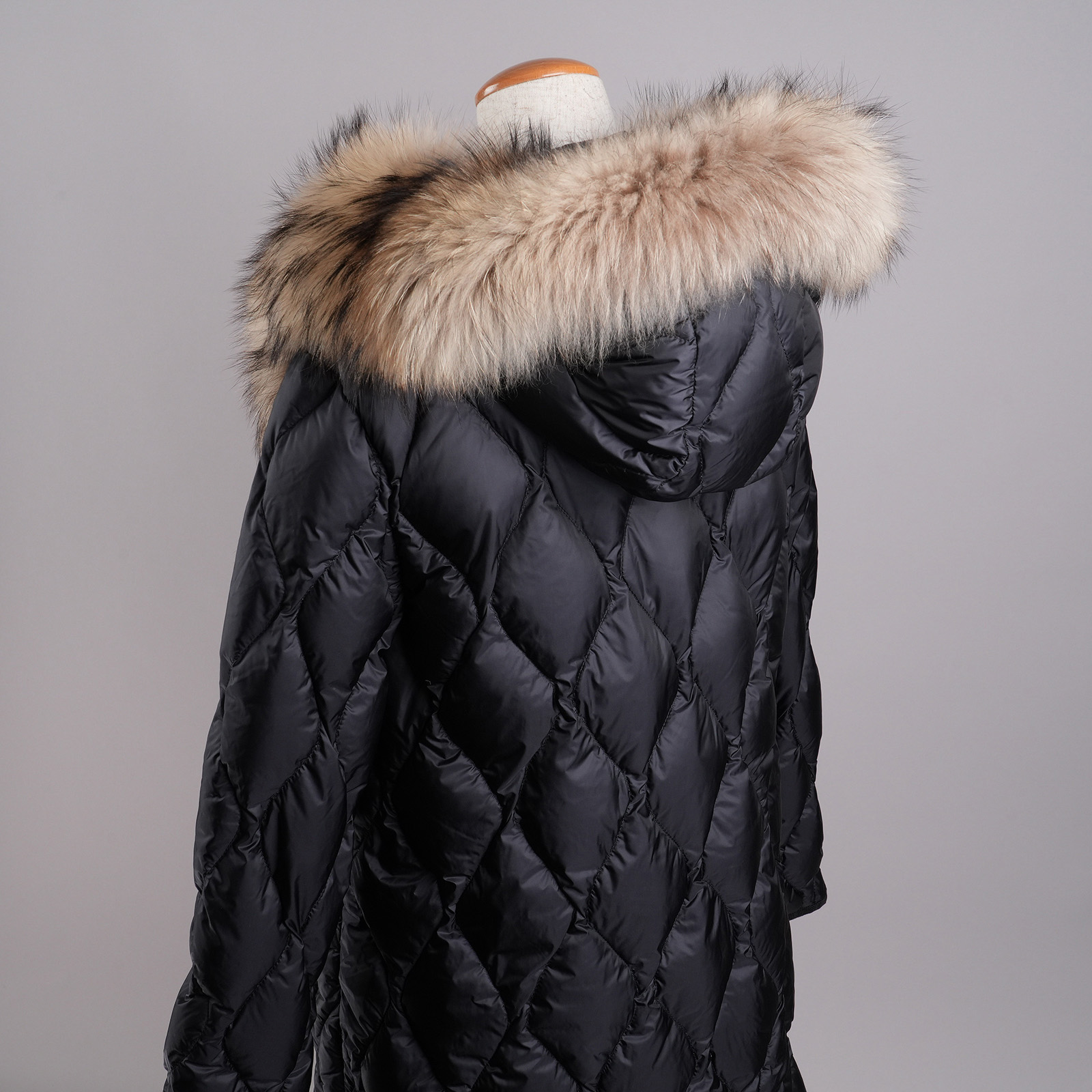 MONCLER VINCA ラクーンファーフード付きダウンコート ブラック レディース サイズ1 フード背面アップ
