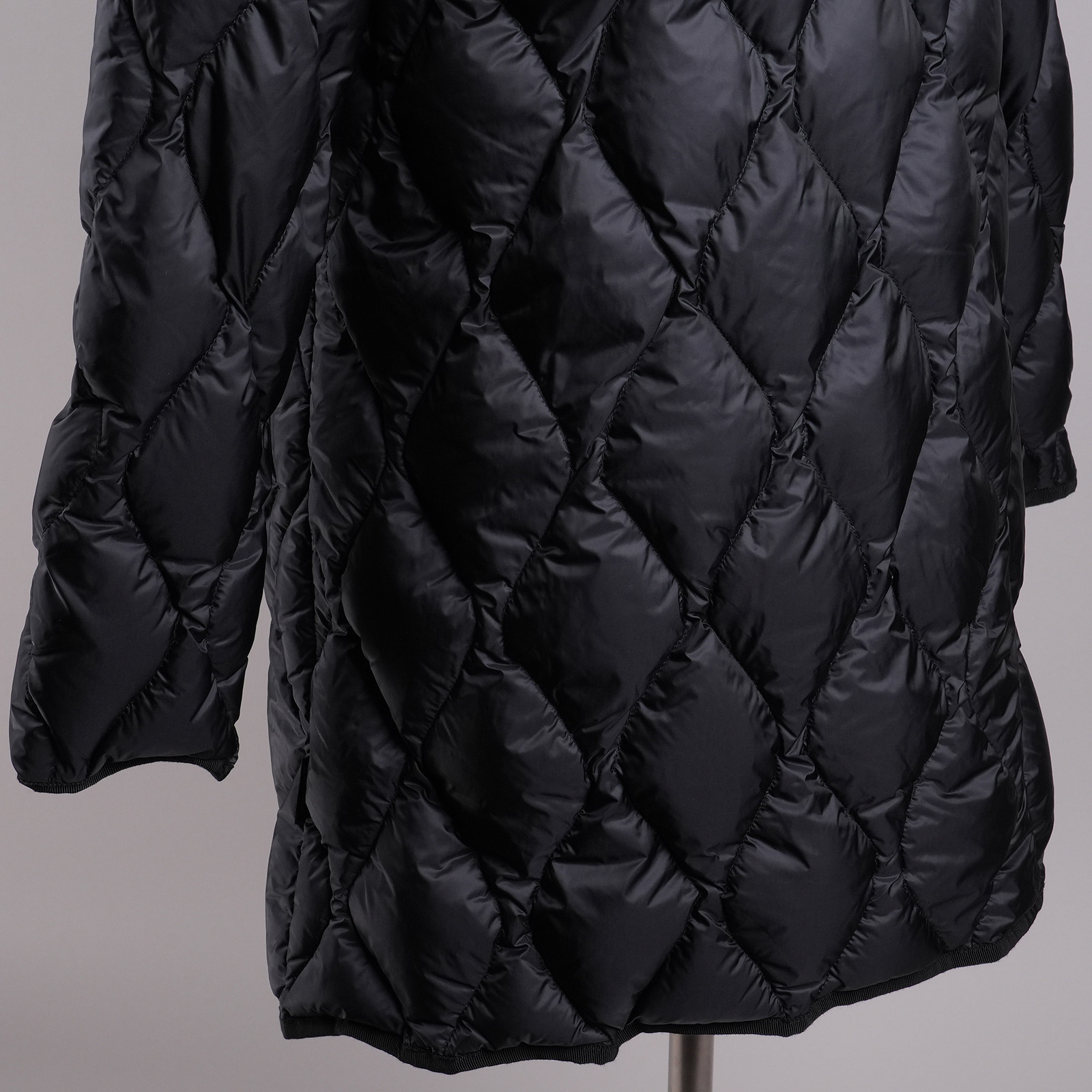 MONCLER VINCA ラクーンファーフード付きダウンコート ブラック レディース サイズ1 背面キルティングと裾